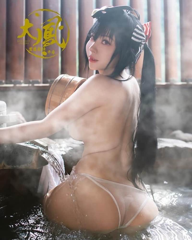 千尋のインスタグラム：「抽獎活動🔥 留言 👋最喜歡的碧藍航線角色  抽出1名贈送拍立得喔❤️（7/2公佈） PF新刊X碧藍航線大鳳★預購開始!!!~7/2截止 「我的一切，都是屬於指揮官大人的……」 久等啦!!!!!千尋的新刊★大鳳寫真★終於生出來了⁄(⁄ ⁄•⁄ω⁄•⁄ ⁄)⁄ 還請多多支持!!!! Overseas Pre-order★ https://forms.gle/JaZsK3C1bVJ4ymqv6 表單預購(場取)★https://forms.gle/UsaWEsQuYynb11SA7 露天取付★https://reurl.cc/7XNZ0k 蝦皮取付★https://reurl.cc/0oezq9  這次的特典版是大鳳的泡溫泉寫真 總共有16P 只有購買豪華組才有喔 另外還有拍立得可以加購嘿嘿 大家PF見!!!!(*‘ v`*) PF32攤位■N21,N22 (叫我千尋大人) 碧藍航線AzurLane■大鳳Taiho  #碧藍航線 #大鳳 #azurlane #taiho  #cosplaygirl #cosplay #大鳳　#アズールレーン　#taihou」