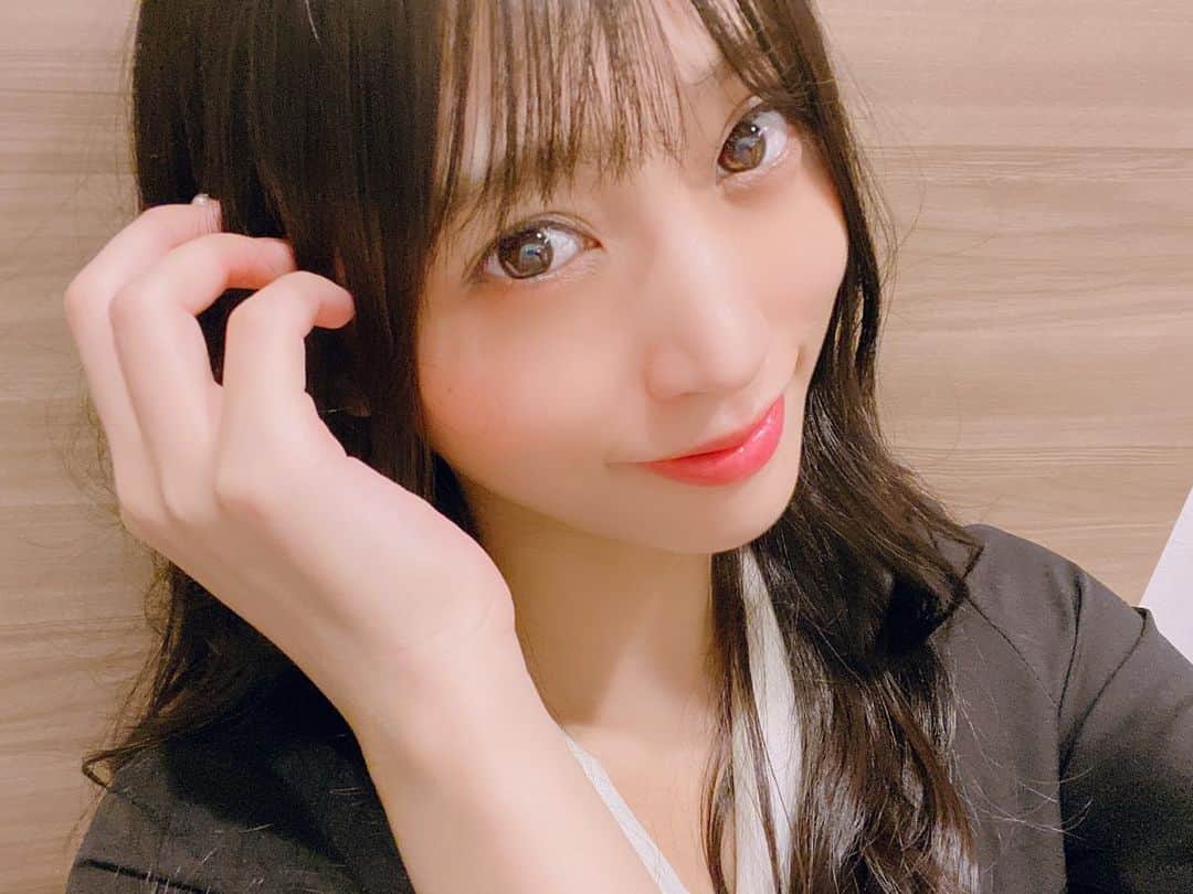 根岸愛のインスタグラム：「✂️💇‍♀️✂️ 原宿の美容室 アトリエスリー(@threeharajuku )行って整えてきました🥳 どうですか？🥺 #cut #hair #hairstyle #美容室 #カット #黒髪 #ロング #黒髪ロング」