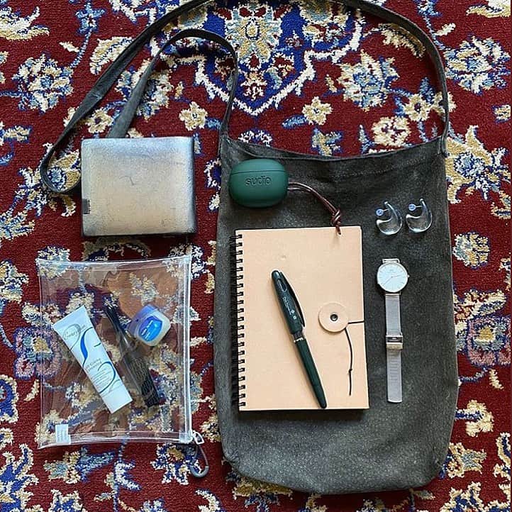 mar.ayaさんのインスタグラム写真 - (mar.ayaInstagram)「repost @moremagjp  リアルヘビロテなシリーズ。 特にカキモリで作ったノートは、表紙、中の紙から紐の色とか、自分で選んだノートだから愛着。 紙足しながら、ヌメ革の経年編纂楽しみながら使っていきたい。 所作の財布も。縫製の無い革の財布。 革物ばかり👀 #more #鞄の中身 #置き画くら部」6月16日 20時24分 - mar.aya