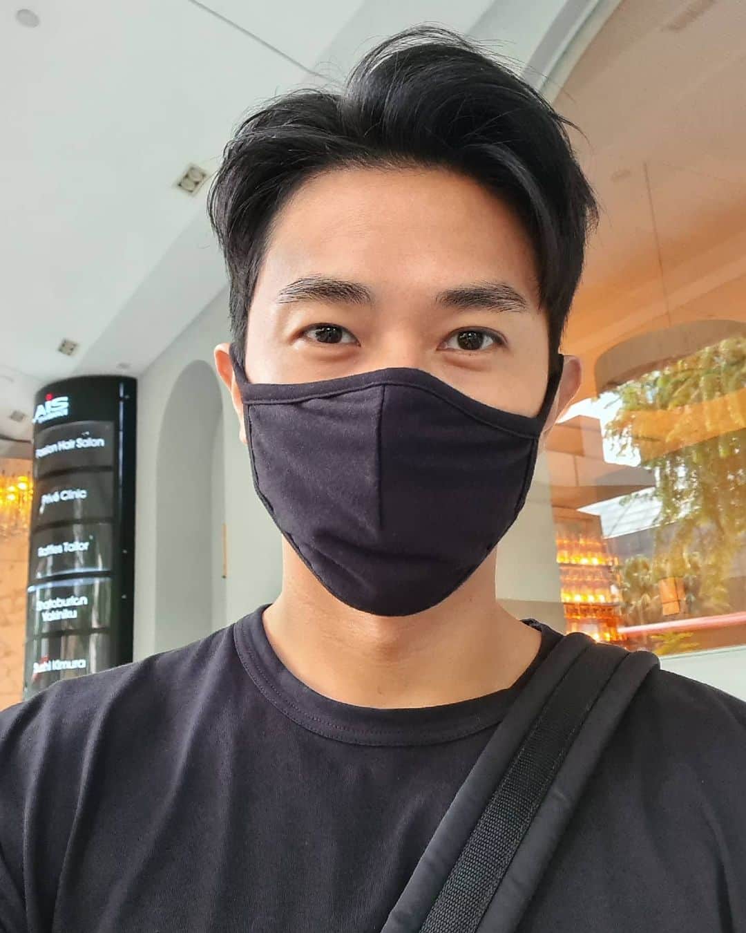 デスモンド・タンのインスタグラム：「Fresh cut, fresh look. Good bye, long hair. Who chopped off more hair? Udon or me? (Refer to Pic 3 and 4) ✂️ 当了2个月的长发野人，我终于剪发咯! 好看吗? (问了都害羞 😂) 经过 @ryan_yap 的细心修剪，我恢复人的状态咯! 原想继续把头发留更长一些的，但我习惯短发的我了。  #passionhairsalon」