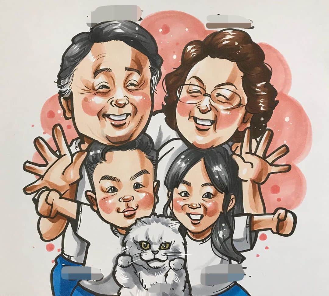 のインスタグラム：「. . . 再投稿です💦 たくさんのリアクションいただいたのにすいません💦 . .  先日の一枚目❤️ . . 二枚のご依頼でした⭐️✨💕　. . . . こちらはご依頼主様のご両親へ🎁⭐️✨お孫ちゃんと猫ちゃんと一緒に😁💕 . . . ❌❌現在は、予約受付終了してます❌❌ 。 . . .  2020年度ご予約のお客✨ 現在25番までの方へ案内中です🌟✨💕 DMの確認いただきgmailへ返信宜しくお願い致します🙇‍♀️🌟✨✨ . . . .  次回の予約応募は、2020年のご予約分を書き終える予定の 来年春から夏頃の、、、予定です。 . . . ※あくまでも予定なので前後します🙇‍♀️ . . . .  オーダー再開の際には 人数制限あるため必ず予約ができるわけではございません。 そのことも踏まえた上で 次回ご検討いただけると嬉しいです(^^) . . また、結婚式の使用を考えてくださる方も多いです✨  前々からお伝えしていますが、 基本的に予約順に対応しているため、 近々の納期を希望される方は、 対応できないこともあるので、 あらかじめご了承ください💦 . . . . . ※今回予約が取れた方へ※ . .  写真がまだ用意できてない、入金が遅れそうなど、状況により、順番が前後することもございます‼️ あらかじめご了承ください。 。 . . . また、芸能人、キャラクターのオーダー、パロディ風オーダーはお断りしています。  芸能人については、ご本人様に直接プレゼントなどはOKです。 . . . . . . 💰料金表は過去投稿記事みてね❤💰 . . . . . ➡️ハッシュタグ⇨ goriking117料金表2019⬅️ . . ✨✨✨✨✨✨✨✨✨✨✨✨✨✨✨✨ @by.goriking のアカウントでは、 過去書かせて頂いたお客様方からの、 似顔絵のその後のお写真をいただき、 投稿しております^ - ^❤️❤️ 玄関に飾ってある似顔絵、 渡した瞬間のお写真、 ご本人とのお写真などなど💕 いろんな場面でのお写真お待ちしております^ - ^✨⭐️ . . . .  #似顔絵#pencildrawing#drawing#pencil#illust#painting#art#artwork#絵描きさんと繋がりたい#似顔絵師#gorikingの似顔絵屋さん#両親#両親へのプレゼント#孫#おじいちゃん#おばあちゃん#猫#🐈#可愛い#子供#家族#ありがと#感謝#プレゼント#猫のいる暮らし#comicart#anime#animeart#comicartist#animejapan」