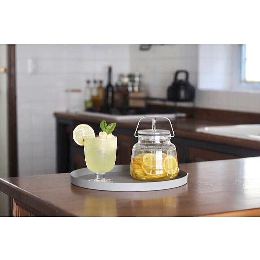 _chunk99_さんのインスタグラム写真 - (_chunk99_Instagram)「レモンシロップ+ソーダ+アイスでおやつ🍋🍨😋 . 連日の暑さであっという間にレモンシロップの氷砂糖が溶けて出来上がってた😋 .」6月16日 20時38分 - _chunk99_