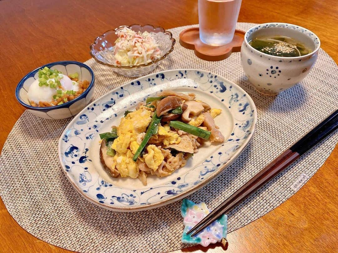 平有紀子のインスタグラム：「●豚肉と椎茸のニラ玉炒め ●わかめスープ ●キャベツとカニカマのサラダ ●温玉のせ納豆 . . 息子の幼稚園と習い事が再開してから元の生活ペースに戻るのに慣れずなんだかぐったりな最近🥱🌙 . と言っても園は90分で帰ってくるし、習い事も全部再開したわけじゃないんですけどね💦 自粛生活が体に染みつきすぎた😂 . . #晩ごはん #晩ごはん記録 #お家ごはん #男の子ママ #田井将博 さん #石井桃子 さん #砥部焼 #chilewich #ランチョンマット」