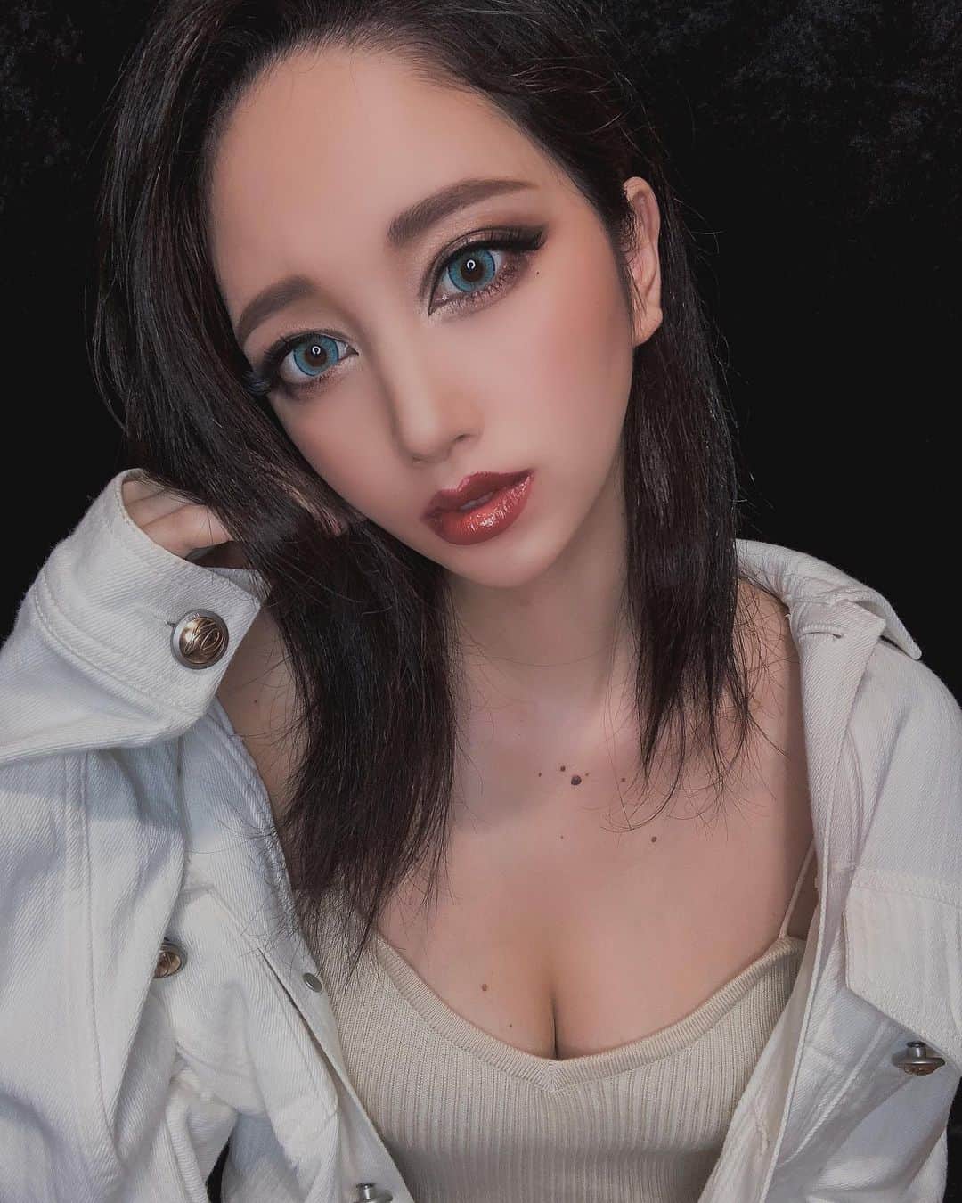 okamotosayaka のインスタグラム：「メイク濃いめ💄 . . . . . . . . . #makeup#maclip#hairstyle#blackhair#fashion#mediumhair#straighthair#code#lip#メイク#メイクアップ#マックリップ#ミディアムヘア#ファッション#黒髪#カラコン#gジャン#キャミソール#ストレートヘア#ヘアスタイル#かきあげ前髪#チーク」