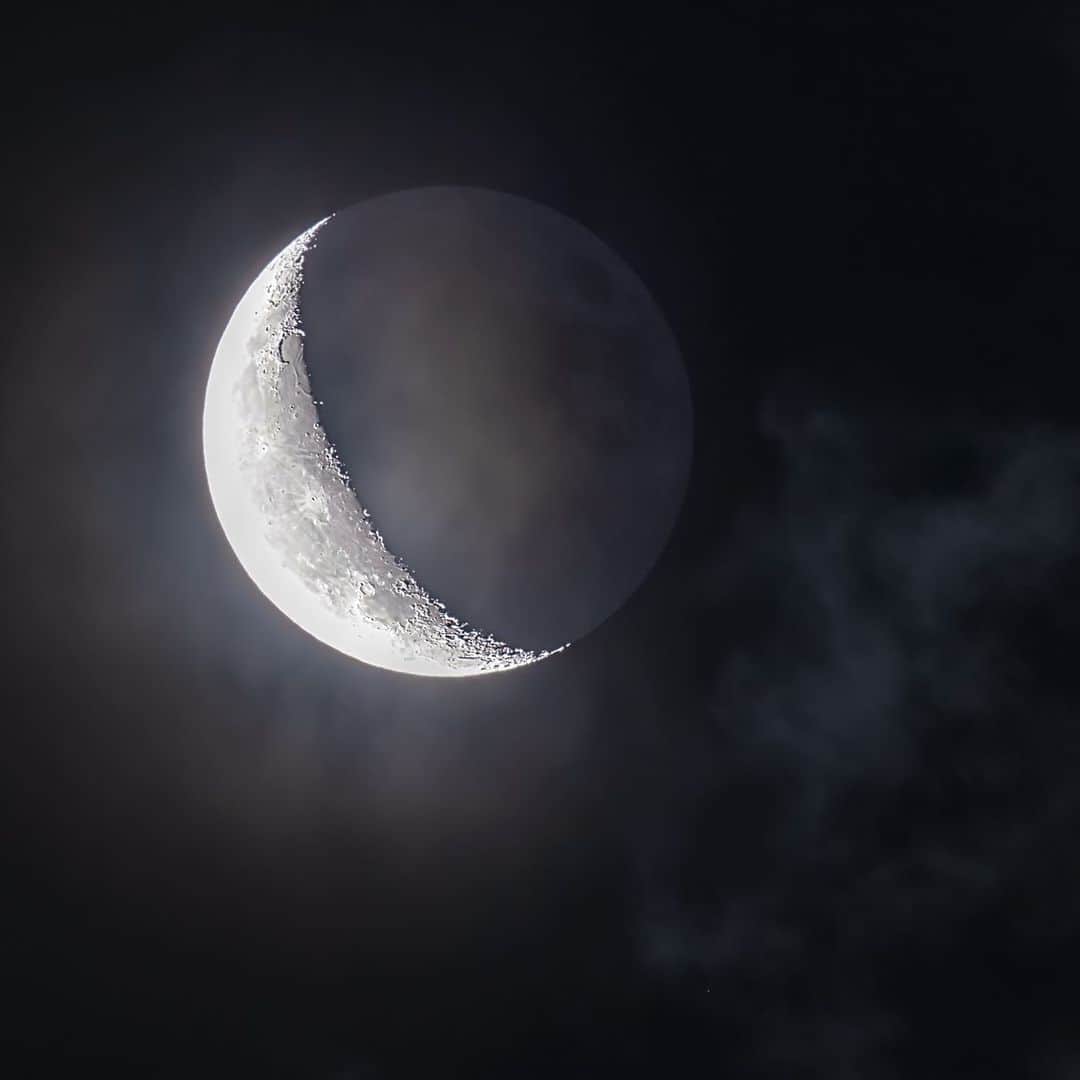 KAGAYAさんのインスタグラム写真 - (KAGAYAInstagram)「夜明け前の東天。 薄雲のベールがとれ、月齢24の月がひっそり顔をだしました。 （本日未明、東京にて撮影） 今日もお疲れさまでした。 #moon」6月16日 20時51分 - kagaya11949