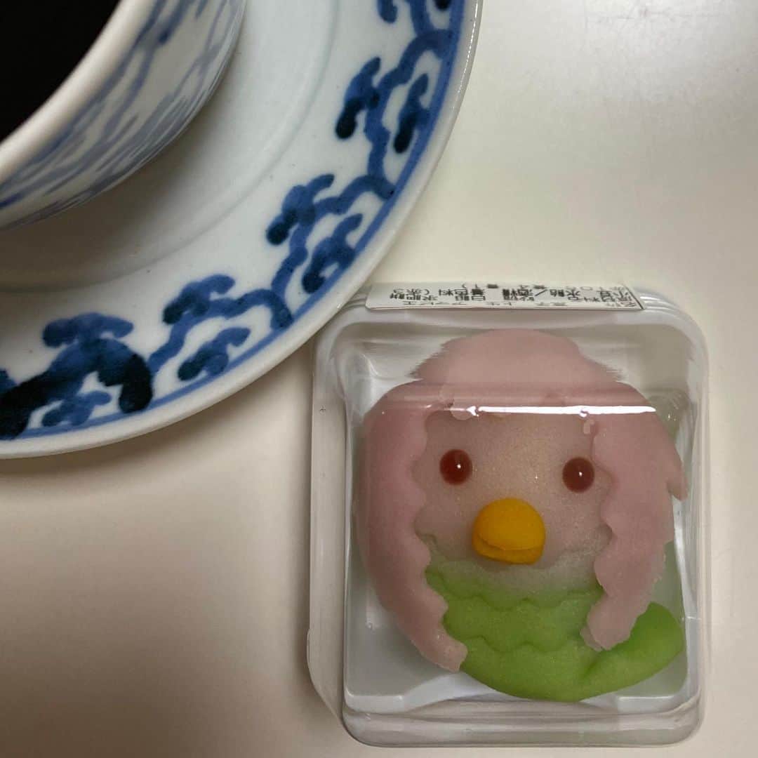 森田繁のインスタグラム：「なんとも食べるのが気の毒になる可愛いお茶うけであることよ。」