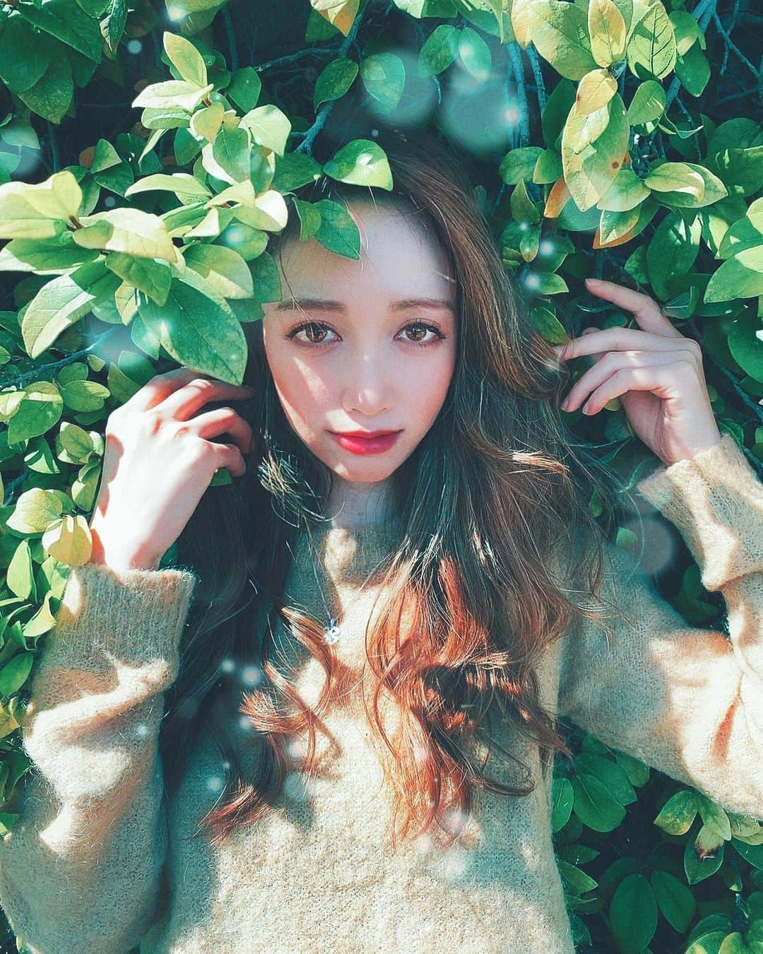 大矢真夕のインスタグラム：「葉にまみれたかっただけの写真🍃😌🍃. . . ほぼいつも時差スタグラムだけど 今は長袖を見るだけで暑い😵☀️笑 . . 最近暑いね！ . . . . 21日(日) フェスタソーレ東京撮影会にお越し下さる方 . . 新型コロナウイルス対策として 参加時の常時マスク着用など 注意して頂く点も載っていますので フェスタソーレ撮影会HPをご確認下さい😌✨ . . . . . #photo_jp #ファインダー越しの世界 #写真部 #写真好き #写真で伝えたい私の世界 #インスタグラマー #instagramjapan #photo_japan #photo_jpn #igersjp #lightroom #ポートレート #instajapan #写真 #ポートレート撮影 #ootd #撮影会 #散歩 #光 #日光浴 #ig_japangram #igersjp_ #instamood😎 #自然 #葉 #緑のある暮らし #緑 #散歩日和 #sunbathıng」