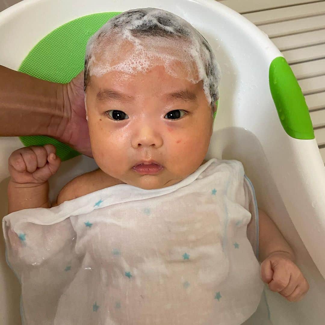 大泉和也さんのインスタグラム写真 - (大泉和也Instagram)「沐浴が好きみたいです。  沐浴ではこの石鹸を使わせて頂いてます。 泡立ちが良く肌がもちもち、とても使い心地が良いです。 皆さんも是非チェックしてみてください！  #baby #itはなびらたけ #石鹸 #沐浴 #感謝」6月16日 20時54分 - kazuyaoizumi