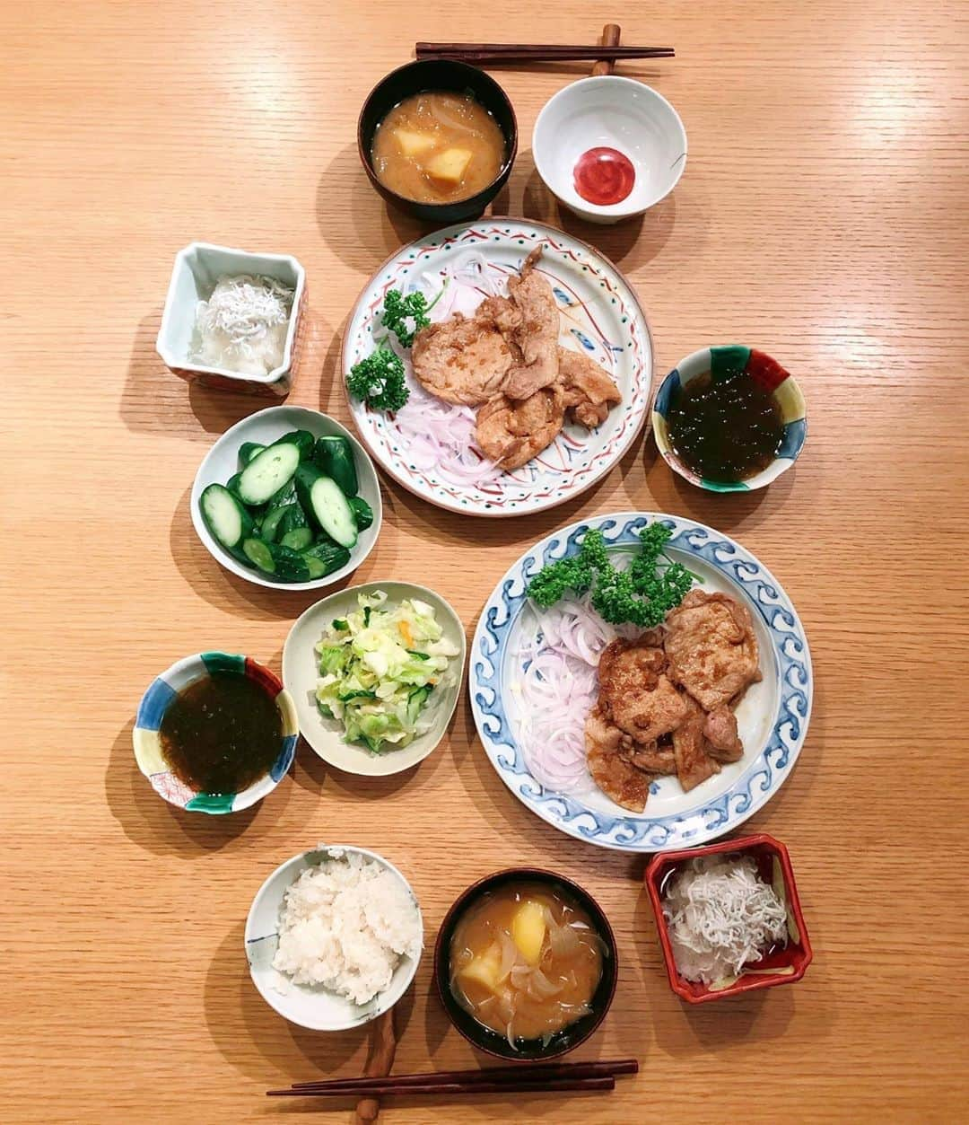 草刈民代さんのインスタグラム写真 - (草刈民代Instagram)「今日の晩ご飯 でも、作ったのは夫です❗️ 実は、ダンス動画の制作をし始めてから先日の対談まで、大忙しでご飯も作れない状況になっていました。 「仕方ないな」と腹を決めてからのこの数週間で、夫はみるみる料理の腕前を上げ、手際良く夕飯を作れるようになってしまいました🤣🤣🤣 今日は、 #豚肉の生姜焼き赤玉ねぎスライス #しらすおろし #玉ねぎとじゃがいもの味噌汁 もずく酢やお漬物はスーパーで買ったもの。  以前から「家事ヤロウ」にハマっていて、録画をしてまで観ていた夫ですが、「あの番組、人気あるのわかるわ」と、今は美味しそうなレシピを実践しています。  私よりもすっきりした食卓です。  サボりグセがつきそうだ😆😆😆😆 #草刈民代#周防正行」6月16日 20時55分 - tamiyo_kusakari_official