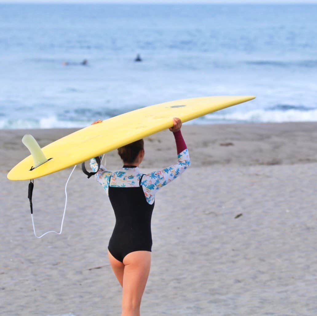 金子藍さんのインスタグラム写真 - (金子藍Instagram)「朝一レッスン前に @ailasurfingschool  豊橋でサーフィン🏄‍♀️ . なんだか大きくて、ゲットにはまり1本でやめて、ショートに変えようとしたら @kentabraiz がここの方が出やすいと教えてくれ再チャレンジ✨ すんなり出れて楽チンでした、ありがとう . 📷 @photo_epg . #roxy #roxyjapan #roxywetsuits #surf #longboard #サーフィン #ロキシー #ロングボード #愛知 #豊橋 #ailamarket」6月16日 20時55分 - aikaneko_surf