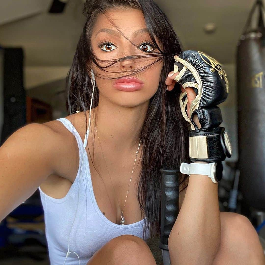 Kelly Clelandさんのインスタグラム写真 - (Kelly ClelandInstagram)「2020 vibes 👊🏻 #goodmorning #2020 #punchingbag #destress #workout #hotmess #ouch #igotthis #movingforward #haveagoodone」6月16日 20時58分 - kellyacleland4