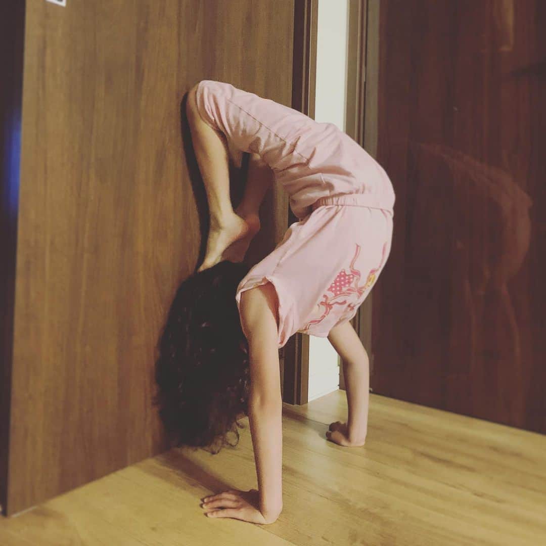 金子貴俊のインスタグラム：「#倒立からのすごい体勢！ #雑技団ですか？ #なんて柔らかいんだ😵 #娘の逆立ち練習が止まらない🤷‍♂️🤷‍♂️」