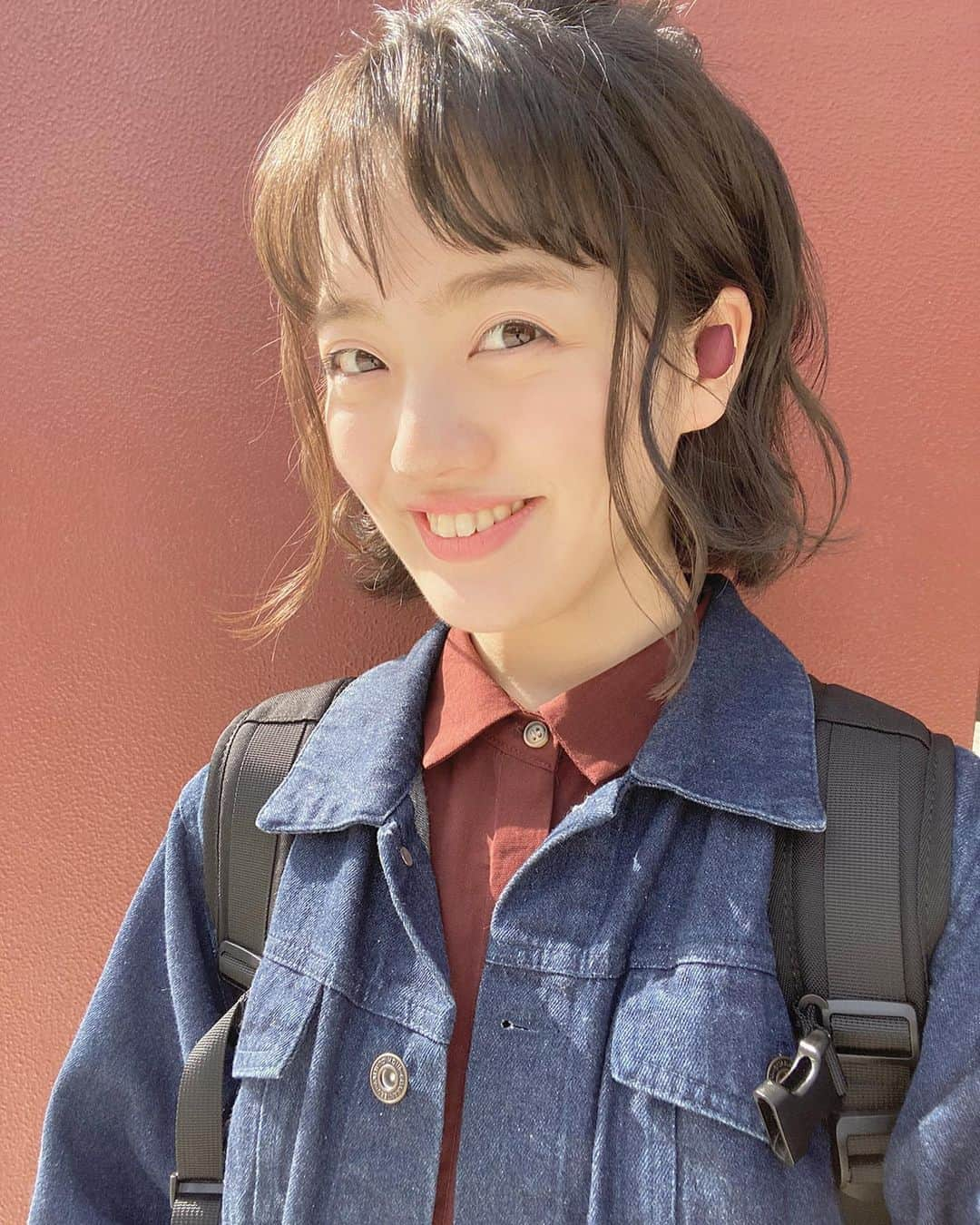 希山愛さんのインスタグラム写真 - (希山愛Instagram)「* イヤホンと洋服と壁。  #たまたまおんなじ色で嬉しくて #つい写真を撮っちゃいました 😝  #5周年まであと5日 #🖐🏻 #希山愛 #ばってん少女隊」6月16日 21時02分 - kiyama_ai_official