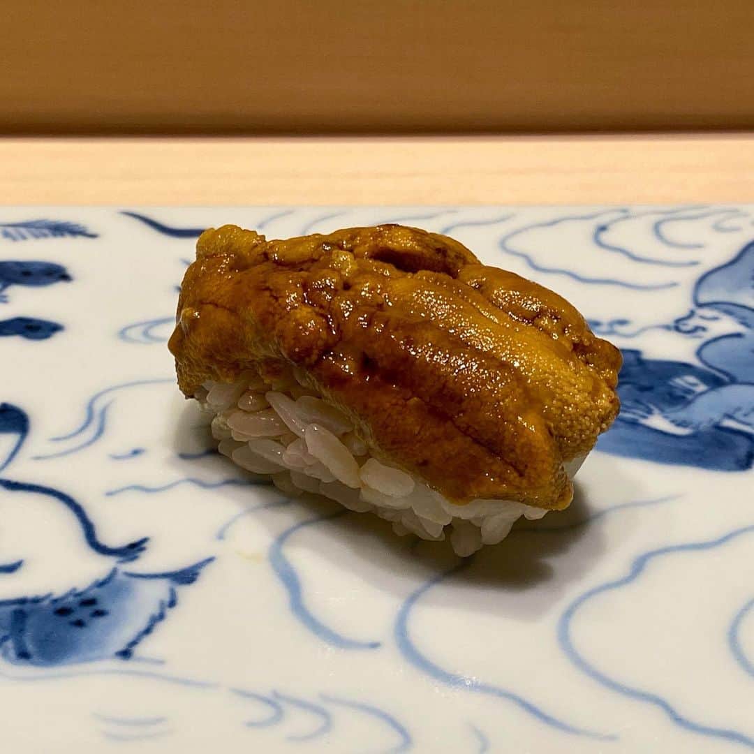 前川由希子さんのインスタグラム写真 - (前川由希子Instagram)「大好きなウニから始まる握り🍣  五感を刺激される2時間。 あっという間だった〜。 ・ ・ ウニはもちろん、 海老もたまらなかった✨ あと、鰻の白焼き！ ふっくら香ばしくて美味しかった❤️ ・ ・ お寿司屋さんのカウンターに 友人と並ぶなんて、 大人になったなぁ… となんだかしみじみ。  いい時間をありがとう❤️ ・ @sushiryori1taka  #ウニ #うに  #握り寿司 #握り  #寿司 #お寿司  #鮨  #寿司好きな人と繋がりたい  #福岡グルメ  #福岡寿司  #鮨料理一高  #荒戸グルメ」6月16日 21時02分 - maekawa.yukiko