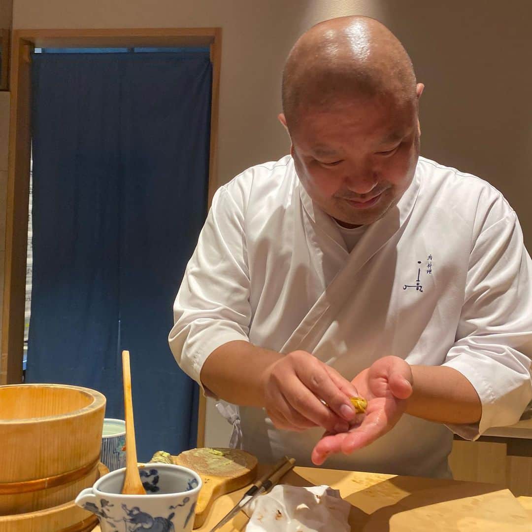 前川由希子さんのインスタグラム写真 - (前川由希子Instagram)「大好きなウニから始まる握り🍣  五感を刺激される2時間。 あっという間だった〜。 ・ ・ ウニはもちろん、 海老もたまらなかった✨ あと、鰻の白焼き！ ふっくら香ばしくて美味しかった❤️ ・ ・ お寿司屋さんのカウンターに 友人と並ぶなんて、 大人になったなぁ… となんだかしみじみ。  いい時間をありがとう❤️ ・ @sushiryori1taka  #ウニ #うに  #握り寿司 #握り  #寿司 #お寿司  #鮨  #寿司好きな人と繋がりたい  #福岡グルメ  #福岡寿司  #鮨料理一高  #荒戸グルメ」6月16日 21時02分 - maekawa.yukiko
