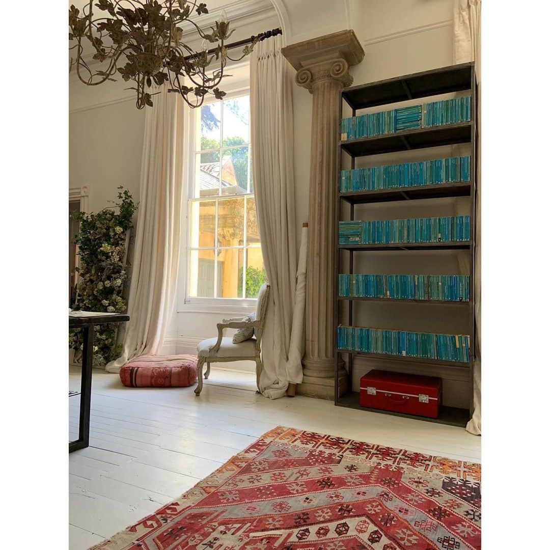 キャベジズ&ローゼズのインスタグラム：「Cabbages & Roses HQ. Delicious curtains by @sugarandspicefurnishings fabric by Cabbages & Roses (heavy floppy ivory linen) @christina_strutt @cabbagesandroses_shop #localbusiness #bestcurtains #localtalent #localcraftsmanship #madewithlove #shoplocal」