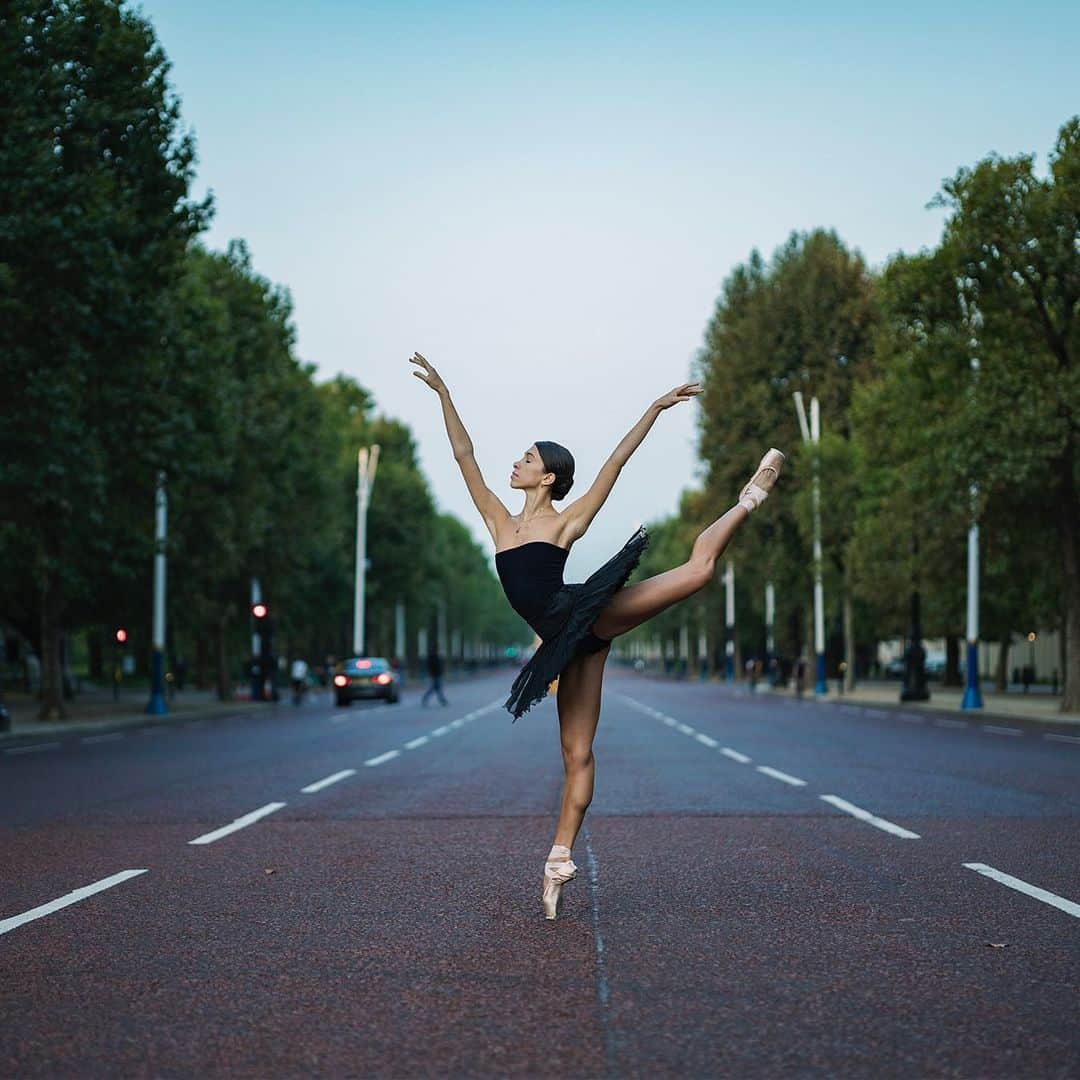 ballerina projectさんのインスタグラム写真 - (ballerina projectInstagram)「Yasmine Naghdi on the Mall. #ballerina - @yasmine_naghdi #themall #buckinghampalace #london #ballerinaproject #ballerinaproject_ #ballet #dance #yasminenaghdi」6月16日 21時08分 - ballerinaproject_