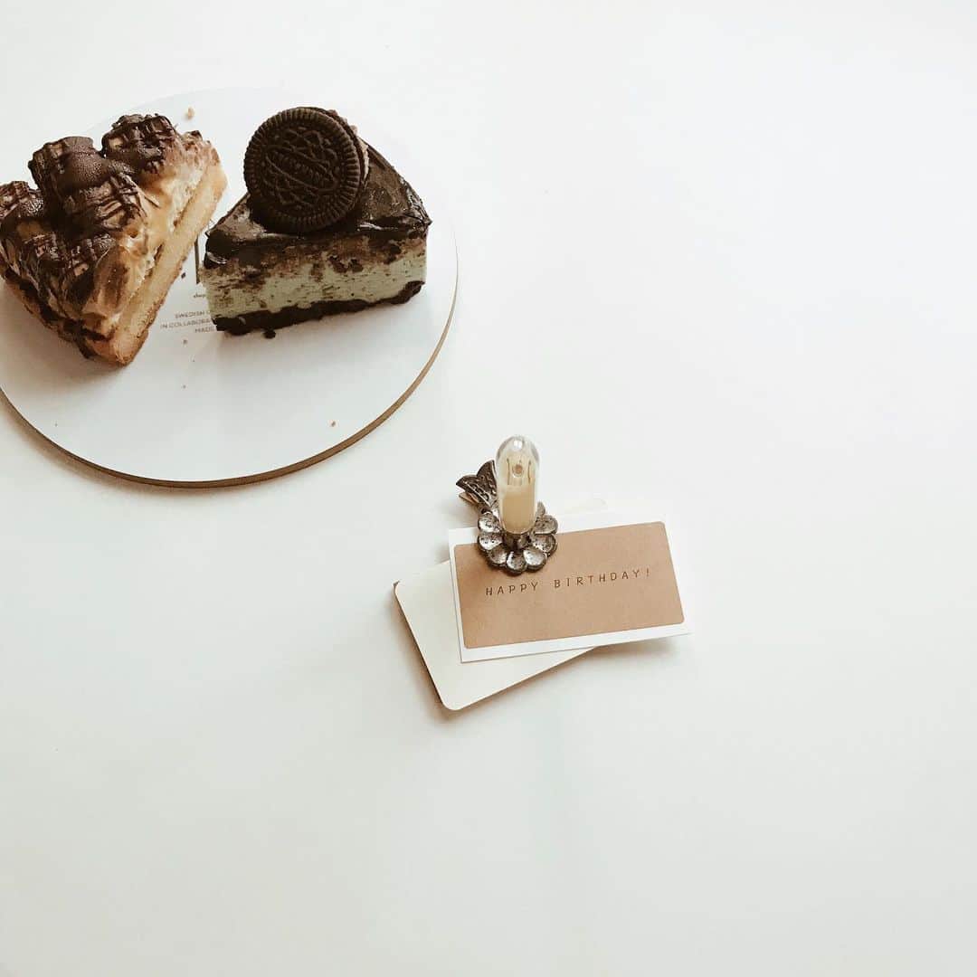 yuiのインスタグラム：「ささやかにお祝い iii  caramel choco banana tart & chocolate mint mousse♡」