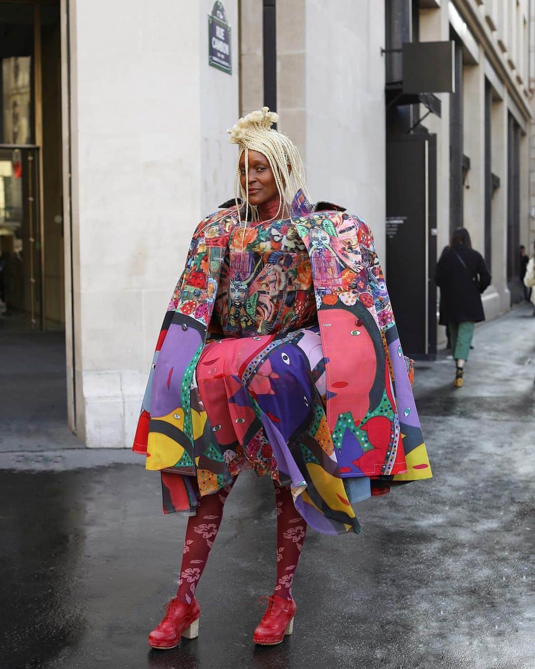 Lee Oliveiraのインスタグラム：「1st March 2020 When art meets fashion!  Rue de Cambon, Paris  @michelle_elie in @commedesgarcons . . . #commedesgarcons #streetphotography #style #mode」