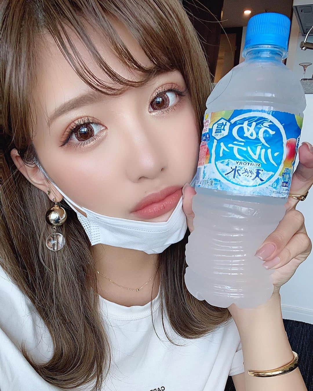 伊藤実祐さんのインスタグラム写真 - (伊藤実祐Instagram)「. . 口の形が変わっただけの２枚。 . . 💧🧊🥣🧂💙🎐💭 . . うめソル🍑ではないけども、 お水を1日 2ℓ 飲もうと心がけてるが、 1ℓ も飲めてないのが現状 😗✌︎💭 ← . それでも飲むようになった方💦 前は2日で500のペットボトルで足りてたぐらい。w . . みんな、1日どれぐらいお水飲む？ . . これからの季節まず、 美容の前に熱中症の事考えてお水飲もうと思います🥵w . . 伊藤の近況報告でした。( ᐛ👐🏻)🌻 #なんの話し . . #熱中症対策 #うめソルティ #お水 #マスク #マスクケース #マスクメイク #カラコン #マツエク #マツエクデザイン #メイク #アイメイク #ブラウンメイク #Emella #エメラ #エメラー #Nexter #ネクスター #Nextercreatist #伊藤実祐 #いとうみゆ #みゆちゃい . . プリンがそろそろ限界🍮🍮🍮 早くカラーしたい、外歩くの恥ずかしい🥺💦 .」6月16日 21時10分 - miyu.61