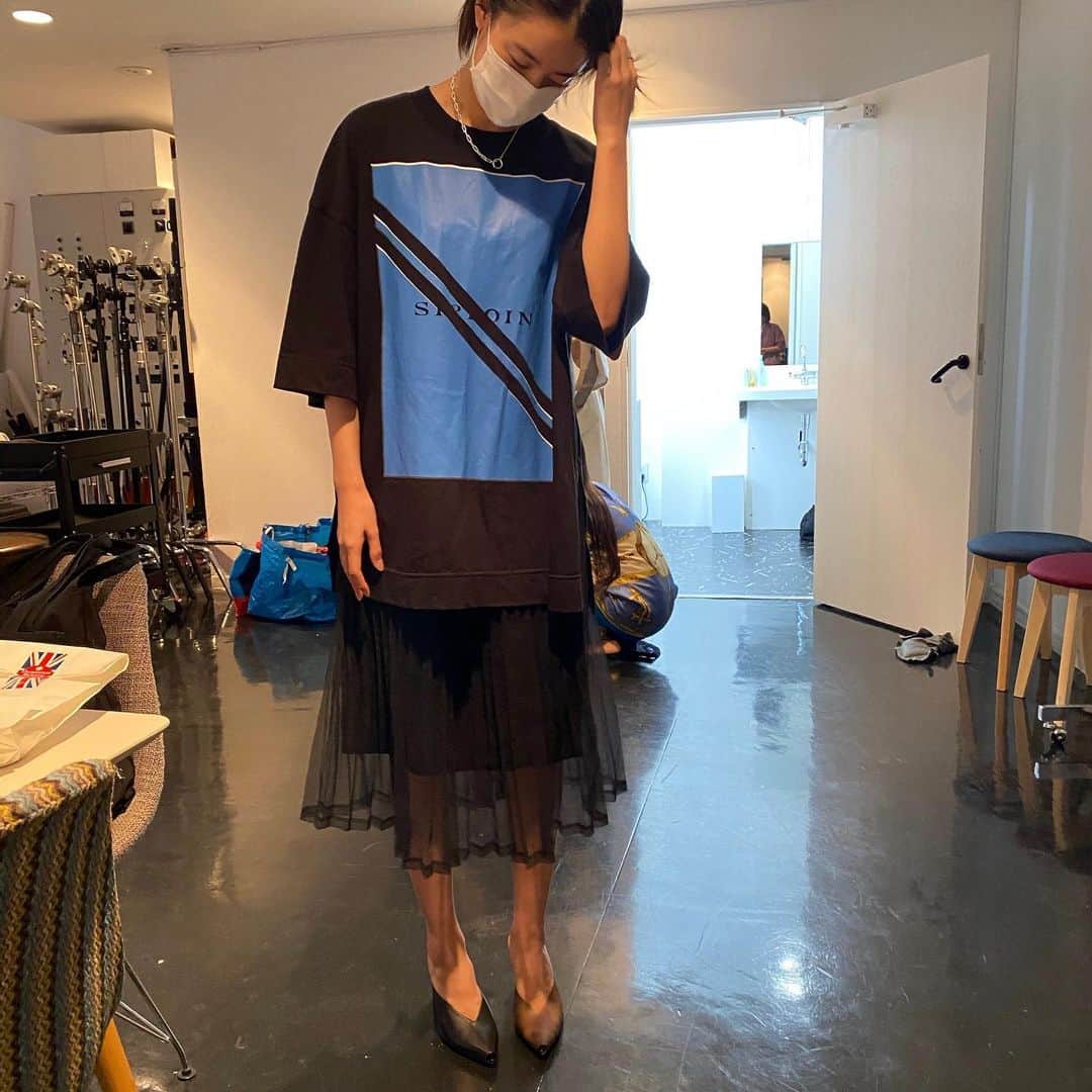 SPRiNGさんのインスタグラム写真 - (SPRiNGInstagram)「連載の撮影にやってきた美月ちゃんの私服がかわいすぎて激写😝片方透けてるパンプス🤍😍かわいい〜🥺 #山本美月 #かわいい私服を #激写」6月16日 21時23分 - spring_tkj