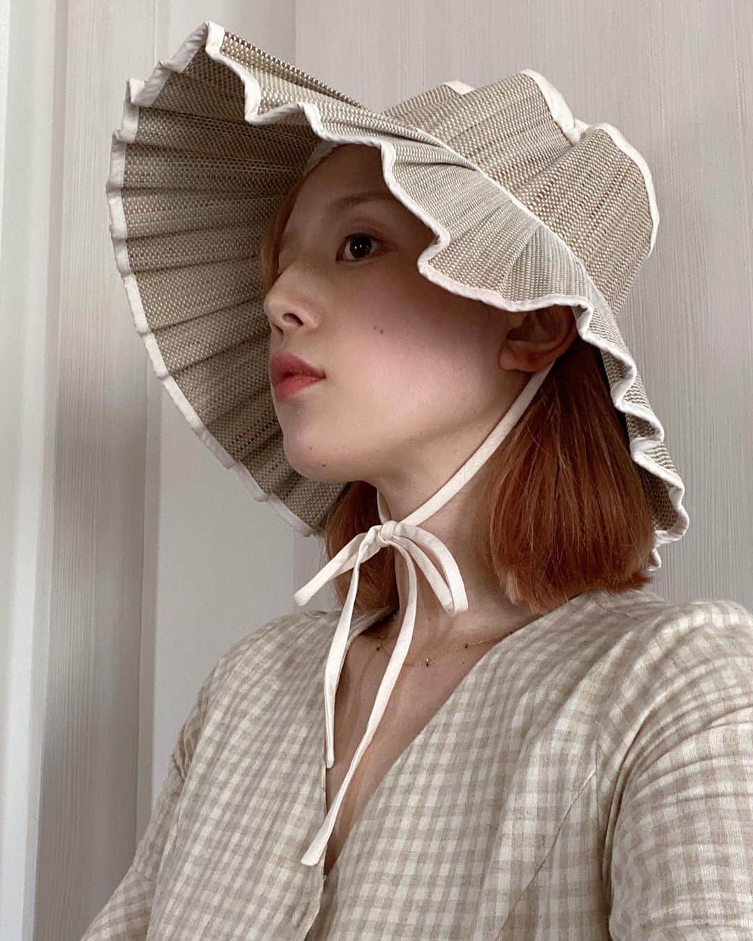 目見田早弥子のインスタグラム：「| 👒 娘と色違い🌿🤍 髪が短い方が帽子がしっくりくる、切ってよかった👌🏻 moiのワンピースはお腹が大きくても着やすいし可愛いし かなりの頻度で着てます🍊」