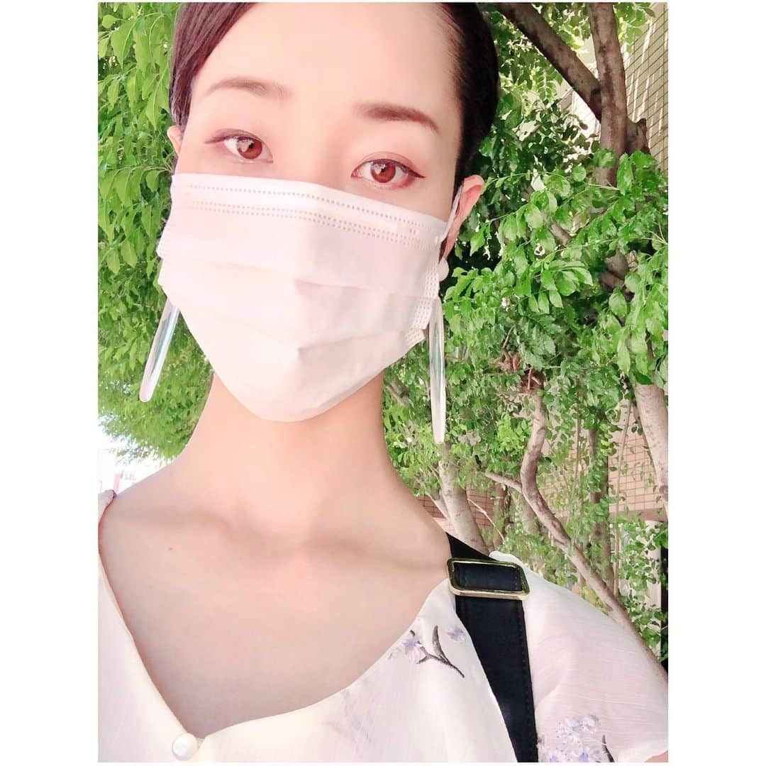 花柳まり草さんのインスタグラム写真 - (花柳まり草Instagram)「2020.6.16 暑いです。  間違いなく、今夏はマスクの跡を残して焼けます。  これ、本当に間違いないと確信しております。  さて、YouTubeに動画第二弾をアップさせて頂きました🙇‍♀️ 恥ずかしくて死にそうなのですが、あえて死にそうなことをやって、自分を痛めつけている今日この頃です。  お目汚しではございますが、ご覧頂けますと嬉しいです。 ⏬ https://youtu.be/NSJqPWhw-CM  水分しっかり摂って、健やかにお過ごしください✨」6月16日 21時16分 - marikusa.hanayagi