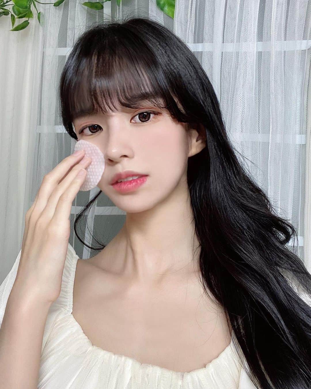 ナ・ヒョンソンのインスタグラム：「- 요즘 피부가 울긋불긋해지고 많이 안좋아져서 #바닐라코에서 나온 신제품으로 바꿈 진짜 너무 좋아서 매일매일 꾸준히 쓰는중  토너패드는 처음 써보는데 기존의 토너 바르는 식보다 훨씬 매끈해지더라구요 다쓰면 사비로 또 구매할생각 !  #클렌징의신세계 #오일말고밤하자 #어디서든샤밤샤밤 #메이크업 #올리브영클렌징」