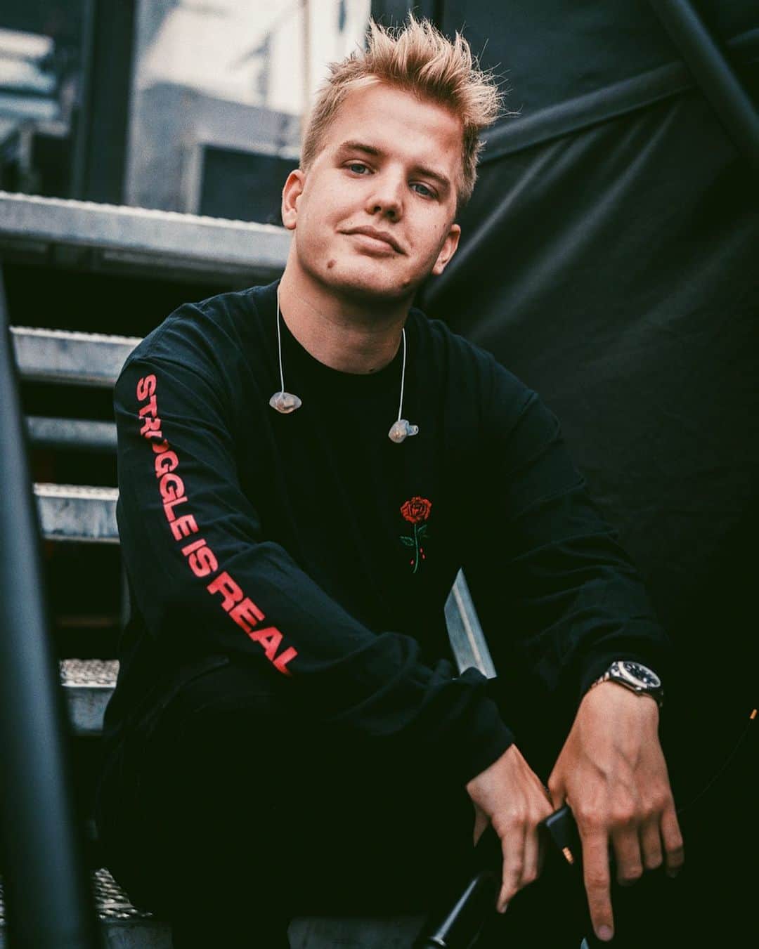 のインスタグラム：「Ich feier das neue Longsleeve so hart! Gibts jetzt im Shop :) Gönnt euch ❤️Link in den Highlights 🤟🏻」