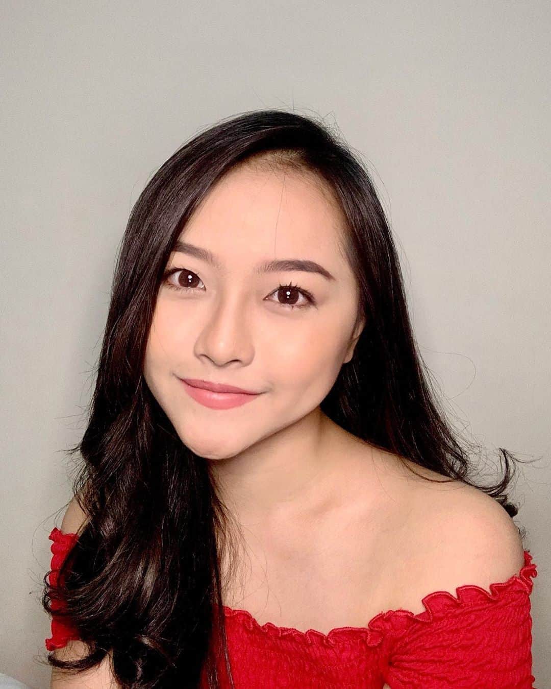 ロナ・アングラエニのインスタグラム：「Udah sesuai umur belum?🥀」