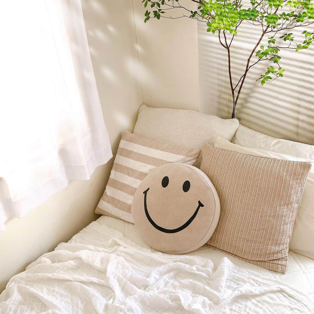 Sayakaのインスタグラム：「* 寝具も夏仕様に衣替え🌿✨ 無印のガーゼケットに変えてから 蒸し暑くて寝苦しい夜も快眠😴  よく質問されるスマイルクッションは 数年前にB-Companyで購入したものです😊 . . #interior #muji #bcompany #cushion #sayakas_favorite」