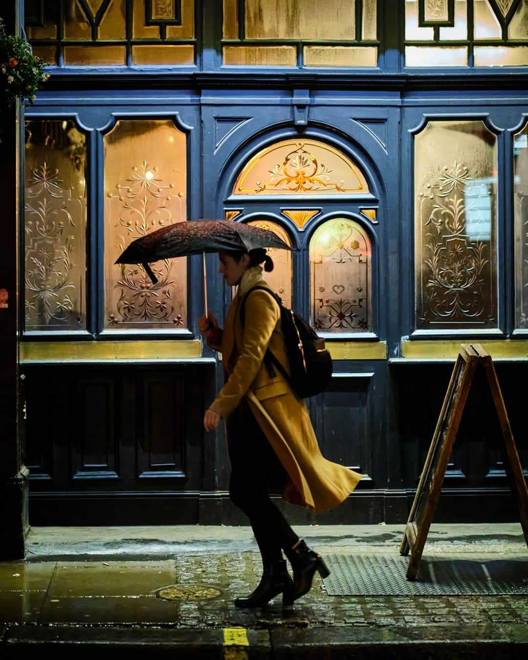 Fujifilm UKさんのインスタグラム写真 - (Fujifilm UKInstagram)「FEATURED PHOTOGRAPHER OF THE WEEK  Straight away @davefphotos thought of Mary Poppins when he took this shot with his FUJIFILM X-Pro2. Did anyone else think the same? Taken in Soho, London on a rainy January evening.  X-Pro2 | XF56mmF1.2 R| F1.4 | ISO 4000 | 1/500 sec  #Fujifilm #XSeries #XPro2」6月16日 21時30分 - fujifilmuk