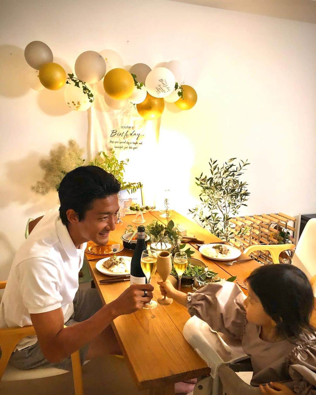 都倉賢のインスタグラム：「33歳は怪我などもあり自分自身と沢山向き合い考え方や価値観が大きく変わった1年となりました。  34歳になった今年1年はそう言った価値観の上に色々な挑戦を積み重ねてより自分らしさを表現していく年にしていきます！！！ 誕生日のディナーは小さい頃から都倉家ではポーピエットを食べる習慣があり、妻も作ってくれて今だに食べ続けられて嬉しすぎるし、娘も大好物になったみたいでまた伝統が受け継がれそうでそちらも楽しみだな😍」