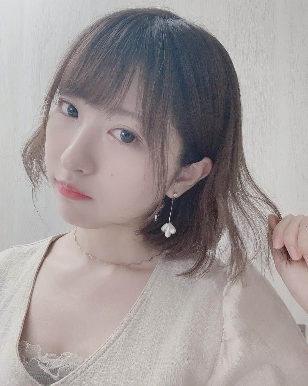 小桃音まいのインスタグラム：「. 久々の投稿でごめんなさい. . この長さにしてから. 初めて髪の毛巻いたから. 久しぶりに撮ったよ〜❤︎. . . 短いと難しい、、、. ヘアアレンジ上手にできる世の中の女の子尊敬します💭. . ちゃんと練習しよう😌. . . #ショートヘア #ショートヘアアレンジ #ゆるまき #japanesegirl #お洒落さんと繋がりたい #顔面 #ヘアアレンジ #ニート界隈 #hairstyle #shorthair #instafashion #instalike #instagood #followforfollowback #portraitphotography」