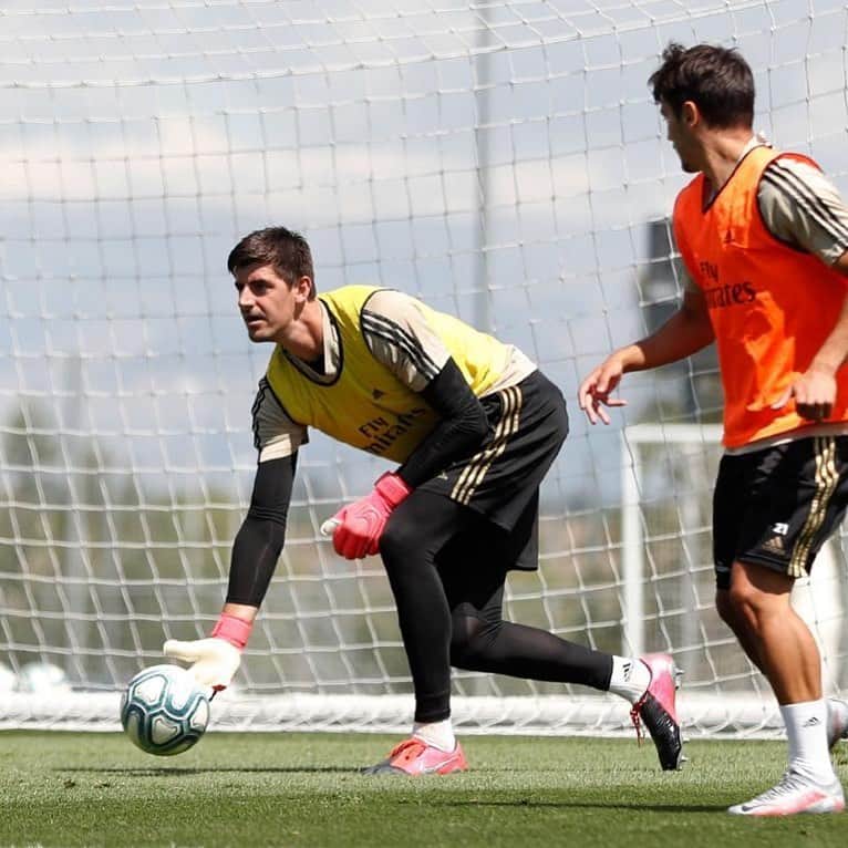 ティボ・クルトゥワのインスタグラム：「A por otra jornada! #HalaMadrid」