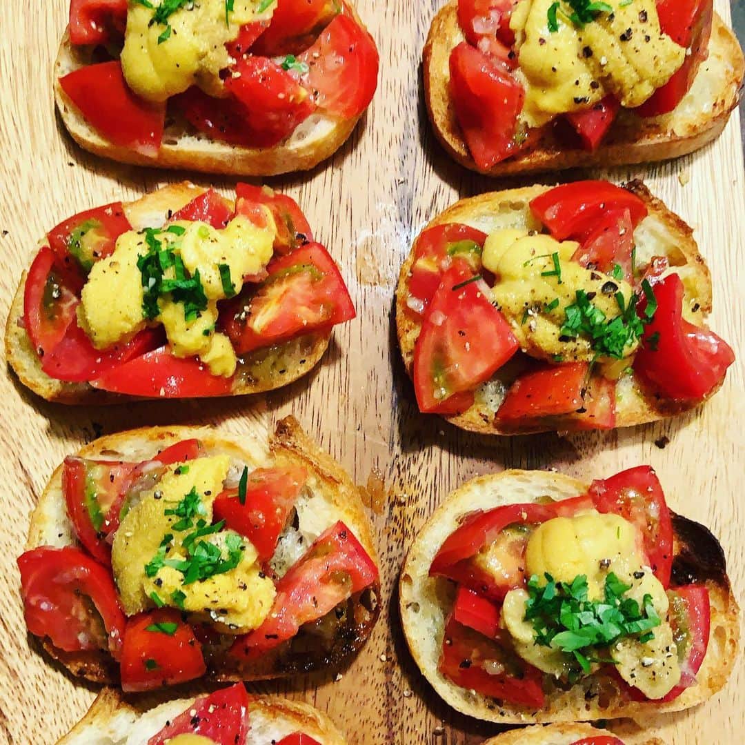 志摩有子さんのインスタグラム写真 - (志摩有子Instagram)「トマトのブルスケッタに三宅水産のお買い得品で買った塩水ウニをトッピング。  #トマトとウニのブルスケッタ #美味しいに決まってる」6月16日 21時48分 - ariko418