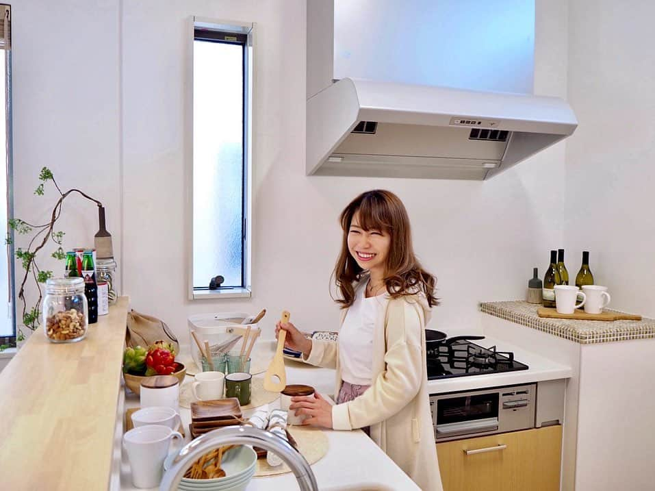 こままりえさんのインスタグラム写真 - (こままりえInstagram)「✴︎ It's a dream of a house🏡💫 . 「明るい家にしたい✨」 「お料理を充実させたい✨」 おうち時間が増えると 家の快適な時間をより求めるように😌 . ポラスグループ(株)中央住宅マインドスクェアの 分譲地を見学に行ってきました。  POLUS(ポラス)グループの分譲住宅は他の分譲住宅メーカーとは異なり、一棟ずつ外観や間取りプランが違うので、家族のライフスタイルに合った住まいを見つけることができます。聞いてみれば17年も連続で #グッドデザイン賞 受賞という素晴らしさ👏(2020年6月現在) .  長年の地元密着型経営で いつまでも暮らしを楽しめるようなアイディアと 高い技術を提供してくれるのが嬉しいです🏡 .  住んだ後のサポート力もハンパなくって 地域密着だから何あったときに60分以内を目安に すぐに駆け付けてくれたりするのだそう👟💨💡 . 今回見学した#マインドスクェア流山おおたかの森 HITOKIWA の分譲住宅は一つ一つに コンセプトがあって見ているだけでワクワク💗 . コロナ対策もバッチリで、 当日の検温やマスク着用はもちろんのこと、 他のお客様との接触を防ぐために1組ずつ時間をずらしてご案内いただき、見学終了後にはモデルハウスの換気や清掃も行う徹底ぶりで安心できました😊 ※写真撮影時のみ、マスクを外して撮影しました。 . 見学して印象的だったのはキッチンの蛇口🚰 手をかざすだけで水がでてくれるの〜✨ これが標準装備なのだそう👏 しかも食洗器も標準設備で 子育てに忙しいママさんにピッタリ❗️ ハマってしまって5宅ほど見学したのだけど どれも住みやすさもデザインも素敵✨ . 私だったらホームパーティーをしたり お料理を楽しみたいから キッチンが広い方がいいなぁ🍳とか ほんと妄想が広がりました🤔💭💭 . リビングやキッチンという家族の集まる空間をすごく大切に考えてプランニングしているので 子供がいるご家庭やお料理好きさんにピッタリなんじゃないかな〜 . ゴリゴリの勧誘もないので デート感覚で見学に行くのもオススメ😌 私のインスタを見たと言うと お互いにとってもいいことありますよ💗 . まずは【キズナ ポラス】で検索して 今回の特設ページをみて気になった方は 資料の請求や見学の予約をしてみてください。 . #ポラス #POLUS #マインドスクェア #流山おおたかの森 #HITOKIWA #キズナ #PR #新築 #モデルハウス #分譲 #住宅展示場 #住宅購入 #住宅検討 #物件 #一戸建て #持ち家 #マイホーム #マイホーム計画 #モデルルーム #分譲住宅 #戸建て #インテリア」6月16日 21時49分 - komamarie