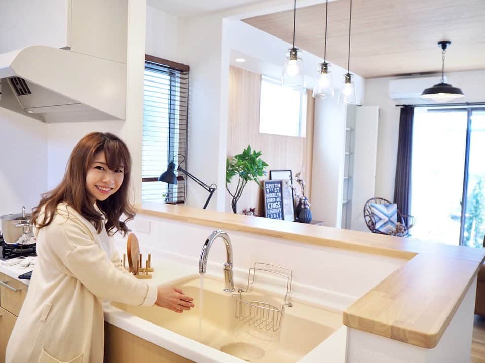 こままりえさんのインスタグラム写真 - (こままりえInstagram)「✴︎ It's a dream of a house🏡💫 . 「明るい家にしたい✨」 「お料理を充実させたい✨」 おうち時間が増えると 家の快適な時間をより求めるように😌 . ポラスグループ(株)中央住宅マインドスクェアの 分譲地を見学に行ってきました。  POLUS(ポラス)グループの分譲住宅は他の分譲住宅メーカーとは異なり、一棟ずつ外観や間取りプランが違うので、家族のライフスタイルに合った住まいを見つけることができます。聞いてみれば17年も連続で #グッドデザイン賞 受賞という素晴らしさ👏(2020年6月現在) .  長年の地元密着型経営で いつまでも暮らしを楽しめるようなアイディアと 高い技術を提供してくれるのが嬉しいです🏡 .  住んだ後のサポート力もハンパなくって 地域密着だから何あったときに60分以内を目安に すぐに駆け付けてくれたりするのだそう👟💨💡 . 今回見学した#マインドスクェア流山おおたかの森 HITOKIWA の分譲住宅は一つ一つに コンセプトがあって見ているだけでワクワク💗 . コロナ対策もバッチリで、 当日の検温やマスク着用はもちろんのこと、 他のお客様との接触を防ぐために1組ずつ時間をずらしてご案内いただき、見学終了後にはモデルハウスの換気や清掃も行う徹底ぶりで安心できました😊 ※写真撮影時のみ、マスクを外して撮影しました。 . 見学して印象的だったのはキッチンの蛇口🚰 手をかざすだけで水がでてくれるの〜✨ これが標準装備なのだそう👏 しかも食洗器も標準設備で 子育てに忙しいママさんにピッタリ❗️ ハマってしまって5宅ほど見学したのだけど どれも住みやすさもデザインも素敵✨ . 私だったらホームパーティーをしたり お料理を楽しみたいから キッチンが広い方がいいなぁ🍳とか ほんと妄想が広がりました🤔💭💭 . リビングやキッチンという家族の集まる空間をすごく大切に考えてプランニングしているので 子供がいるご家庭やお料理好きさんにピッタリなんじゃないかな〜 . ゴリゴリの勧誘もないので デート感覚で見学に行くのもオススメ😌 私のインスタを見たと言うと お互いにとってもいいことありますよ💗 . まずは【キズナ ポラス】で検索して 今回の特設ページをみて気になった方は 資料の請求や見学の予約をしてみてください。 . #ポラス #POLUS #マインドスクェア #流山おおたかの森 #HITOKIWA #キズナ #PR #新築 #モデルハウス #分譲 #住宅展示場 #住宅購入 #住宅検討 #物件 #一戸建て #持ち家 #マイホーム #マイホーム計画 #モデルルーム #分譲住宅 #戸建て #インテリア」6月16日 21時49分 - komamarie