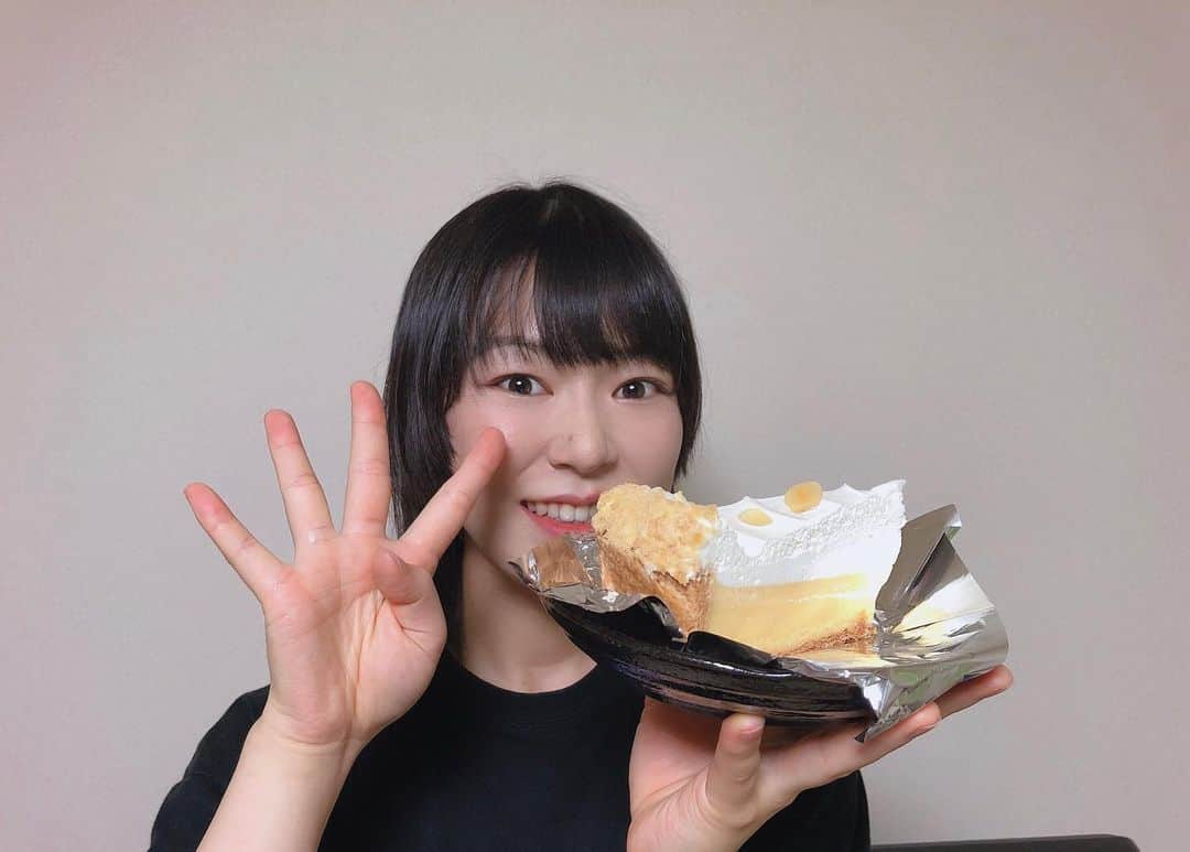 小島あやめさんのインスタグラム写真 - (小島あやめInstagram)「本日24歳になりました！ 24です…24…！？ 早いものです… とはいえ、中身は変わらないです😛笑 これからも健康で いろいろなことに挑戦して みなさんにも良い報告ができるよう 頑張ります！ いつも応援ありがとうございます😊 よっしゃーーーー😎😎 #mybirthday  #hbd #大きなレモンパイ #口ビルの尖ったところにニキビできた #そんな24歳のスタート #髪がぺちゃんこですみません #アプリすごい」6月16日 21時49分 - ayame_kojima