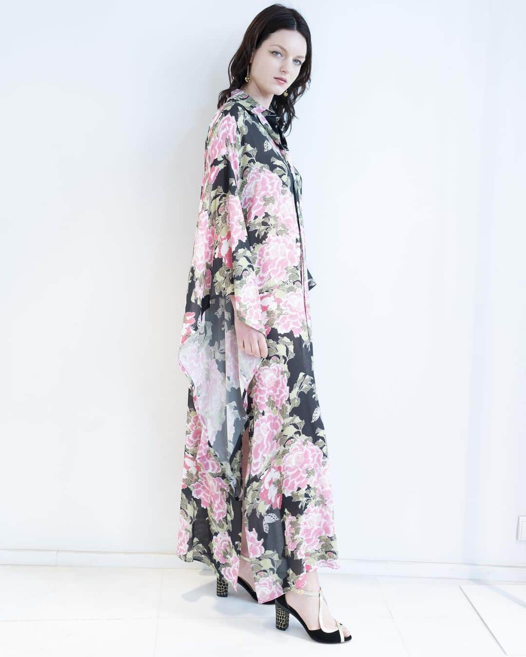 yumikatsuraさんのインスタグラム写真 - (yumikatsuraInstagram)「*﻿﻿ 菊柄の軽やかなシルクシフォン生地に﻿ きもの風袖のロングシャツで大胆に♡﻿ ﻿ リボンを首元に結んだり、﻿ 腰元で結んでブラウジングをしたり、﻿ さっと羽織りとして着てみたり。﻿ コーディネートが楽しめるきもの風のロングシャツはユミカツラのベストセラーです✨﻿ ﻿ きらきらのグリッターのブラックヒールを﻿ アクセントにあわせてみて👠﻿ ﻿ -------------------------﻿ ﻿ 結婚式やパーティーに出席する際、 あるいは、 人生の大切な一場面﻿﻿ 女性にとって靴はお洒落をする上で大切なアイテムである一方、 ヒールの高い靴はどうしても痛みが伴います。 ﻿﻿ ﻿﻿ どんなシーンでも綺麗でいたい！という女性の夢を応援👠﻿﻿ デザイン・高さをワンクリックで自由に付け替えできる世界初のヒールを限定販売♡﻿﻿ ﻿﻿ 女性の人生のさまざまな側面や日常生活のさまざまなイベントに適応できる靴、自由な選択を。そんなTanya Heath Parisと、70万人以上の女性の幸せと妥協しない美しさを追求し続けてきたYumi Katsuraがコラボレーション。ECサイトでの限定販売や、Yumi Katsura クリエイティブチームによる小物＆アクセサリーオーダー会も。﻿﻿ ﻿﻿ @yumikatsurajapan 是非フォローして下さいね♪﻿﻿ ﻿﻿ -------------------------﻿﻿ ﻿﻿ ﻿﻿﻿﻿﻿コラボレーションヒールは、 Yumi Katsuraが毎年パリコレで発表する日本の伝統美をいかしたドレスコレクションより、 国内外で人気の葛飾北斎の波柄をフューチャー。﻿﻿ ﻿﻿ 2020年6月15日（月）から21日（日）までの2週間、 Yumi Katsura公式ECサイトにて、 期間限定予約販売を行います。 パリ本店でしかゲットできないシューズやヒールも特別にお取り扱いしています。 ﻿﻿ ﻿﻿ https://www.yumikatsura.com/item﻿﻿ ﻿﻿ Yumi Katsura公式ECサイトでは、 パリクチュールコレクションで発表したドレスのテクニック・モチーフを使用したプレタポルテコレクションも販売中。 ﻿﻿ 日本の伝統美とクチュールテクニックをたっぷりいかしたスペシャルなコレクションを、 5万円～20万円の価格帯で気軽にお楽しみいただけます👗﻿﻿ ﻿﻿ ﻿﻿﻿﻿﻿ -------------------------﻿﻿﻿﻿﻿﻿﻿﻿﻿﻿﻿ ﻿﻿﻿﻿﻿﻿﻿ 花嫁さまの憧れ「ジューンブライド（June bride）」とは、古くからヨーロッパで「6月に結婚する花嫁は幸せになれる」とされる言い伝え。そんなジューンブライドにちなんで、6月はユミカツラより、プレ花嫁さまを応援する夢の詰まった特別企画を毎週お届けします♡﻿﻿﻿﻿﻿﻿﻿ 公式HP&インスタをチェックしてね！﻿﻿﻿﻿﻿﻿﻿ ﻿﻿﻿﻿﻿﻿﻿ -------------------------﻿﻿﻿﻿﻿﻿﻿ ﻿﻿﻿﻿﻿﻿﻿ .﻿﻿﻿﻿﻿﻿﻿﻿﻿﻿﻿ .﻿﻿﻿﻿﻿﻿﻿﻿﻿﻿﻿ .﻿﻿﻿﻿﻿﻿﻿﻿﻿﻿﻿ @tanyaheathparisofficial ﻿ @tanyaheathparisjapan ﻿ @yumikatsurajapan ﻿ Photo by @yosuketphoto  Hair & Make @junkonakano_paris  Styling @yuitamura0u0  #yumikatsura #ユミカツラ #桂由美 #桂由美ドレス #YumiBrides #tanyaheath #tanyaheathparis #heelchanger #changableheels #createyourownshoes﻿ #ファッションコーデ #世界初 #春夏コーデ #お洒落女子 #靴好きな人と繋がりたい #ハイヒール大好き #お洒落さんと繋がりたい #heels #highfashion #ootd #ootdfashion #東京ファッション #きものコーディネート #きもの女子 #日本の美 #japanesedesigners #ロングシャツ #ロングシャツコーデ」6月16日 21時49分 - yumikatsurajapan