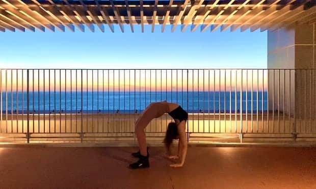 のインスタグラム：「・ ・ ブリッジ、1年かけて好きになりました🌱 ・ うまく胸を開けると、 心まで安定する。 ・ ・ ブログにブリッジのBefore/After 載せたので みてみてね！ ・ あ、こんなんでもちゃんと柔らかくなるんだって勇気がでるはず！ ・ ・ るしこは、元々背中胸カチコチ人間です🙈❤️ ・ ・ 綺麗にブリッジしたい人向けのオンラインレッスン、考えてます✨ ・ #ヨガ #トレーニング#ヨガポーズ #ヨガのある暮らし #ブリッジ#後屈 #外ヨガ」