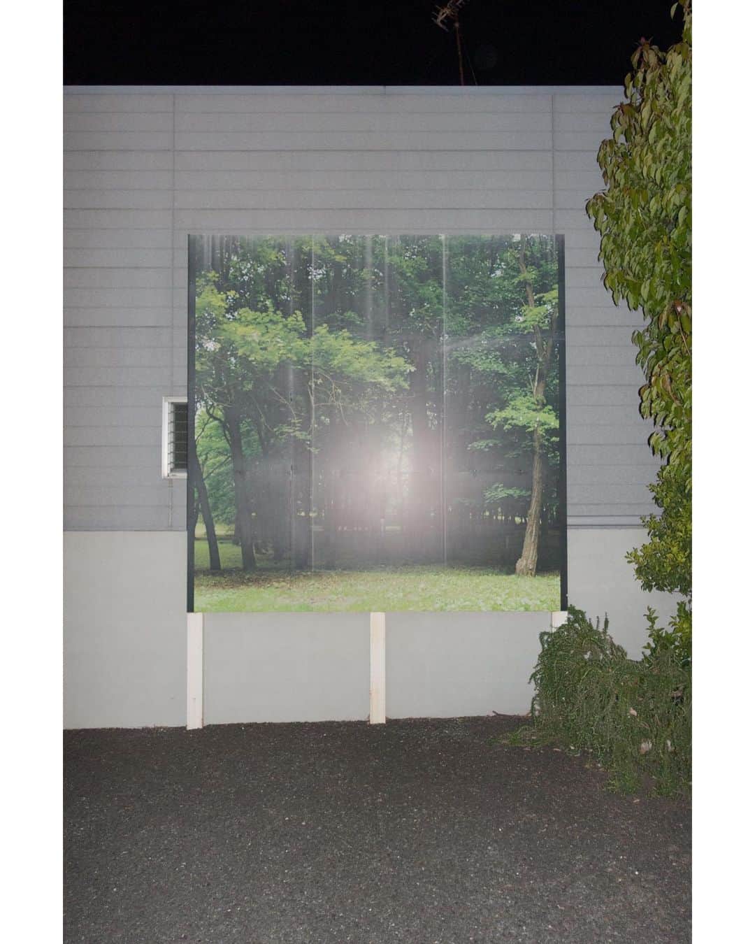 Kisshomaru S.のインスタグラム：「Photo diary in quarantine for i-D JAPAN @id_japan  Thanks @sogohiraiwa ──新型コロナウイルス(COVID-19)の感染拡大の前と後で変化した自分の考え方や、社会への認識があれば教えてください。  今の私たちにとって、既存の概念や思想を再構築することが重要だと思っています。きっと前よりも目を向けたり、耳を傾ける機会が増えたのではないでしょうか。朝日や夕陽に。音楽や呼吸に。精神や肉体に。自然や人間に。その変化に対し、ニュートラルに向き合うこと。直感的な本能に呼応することに加えて、知識に裏付けされた論理的な判断をすることが必要だと考えています。  そもそも”社会”とは何なのか。西洋近代型の概念である”society”は必ずしも”社会”と同義ではないように、“社会”という抽象概念は、所謂”専門家”にとっても捉えることは容易ではありません。しかし抽象的であるということは、余白が十分にあるということでもあります。現在あなたの思想や価値観がこの”社会”を捉え、そして形作っていることを自覚し、思考し続けることが大事なのではないでしょうか。 ──今後の社会に期待することはありますか?  私たちひとりひとりが隣人を思いやり、次の世代に対し責任を持ち、愛をもって生き物や自然と共生することができれば、少しづつでも本質的に豊かな社会になっていくと思います。そのために、私たちは問い続ける必要があります。”社会とは”、”政治とは”、”価値とは”、”生きるとは”。子どもたちに対して、少しでも多くの選択肢を与えられるような社会を期待します。  ひとりひとりにできることを。思考することをやめないでください。」