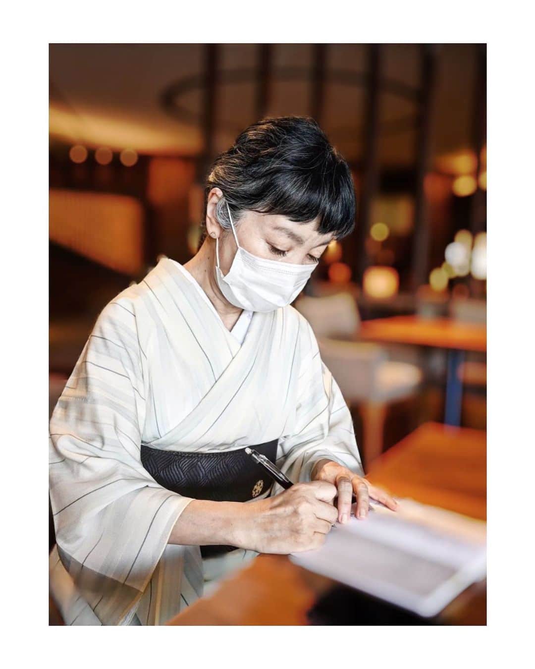 山崎陽子さんのインスタグラム写真 - (山崎陽子Instagram)「白縮。 徐々に外での仕事も増え。 #kimono #大人着物 #着物生活  #きものが着たくなったなら  #明石縮 #銀座もとじ」6月16日 21時47分 - yhyamasaki