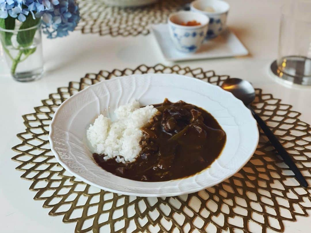 Risako Yamamotoさんのインスタグラム写真 - (Risako YamamotoInstagram)「史上最高の欧風カレー🤎 お料理上手なりかちゃん @riri1127 に教えてもらったレシピ♥︎ ・ ・ お家のカレーとは思えない！✨ 牛すじ肉はあまり得意ではなかったのですが、このカレーだと美味しく食べられました😆🤲🏽 ・ ・ レシピはストーリーにリンク貼ります♥︎ レシピではジャワカレーのルゥだったのですが、私は違うルゥで辛口と中辛を混ぜても上手くいきました☺︎ ・ ・ #欧風カレー #wacchiskitchen #シャトルシェフ #赤ワインでグツグツ  #牛すじカレー」6月16日 21時51分 - risako_yamamoto