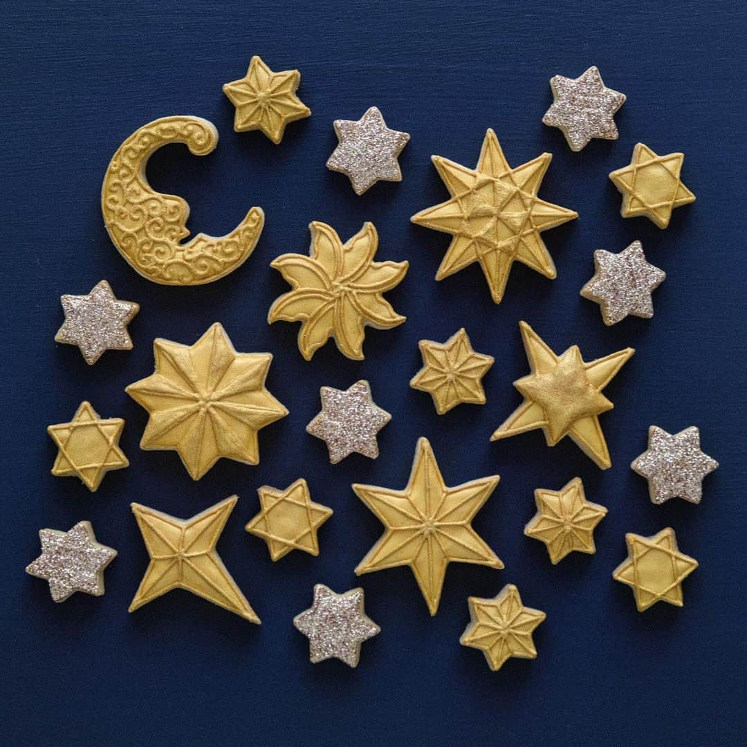KUNIKAのインスタグラム：「Stardust cookies 🌌 ﻿ ﻿ 今日、クッキー型の発送を全て行いました。﻿ お待たせしてしまったお客様、当初の予定より遅くなってしまい申し訳ございませんでした...!!!﻿ これから先、おうちで過ごす時間が少しでも楽しくなったら嬉しいです。﻿ ﻿ そして、少しずつ #kunicookie のタグをつけて投稿してくださっている方が🤍﻿ 嬉しいです、ありがとうございます🥰💗﻿ これからも楽しみにしてます🤍！ ﻿ #artofkunika」