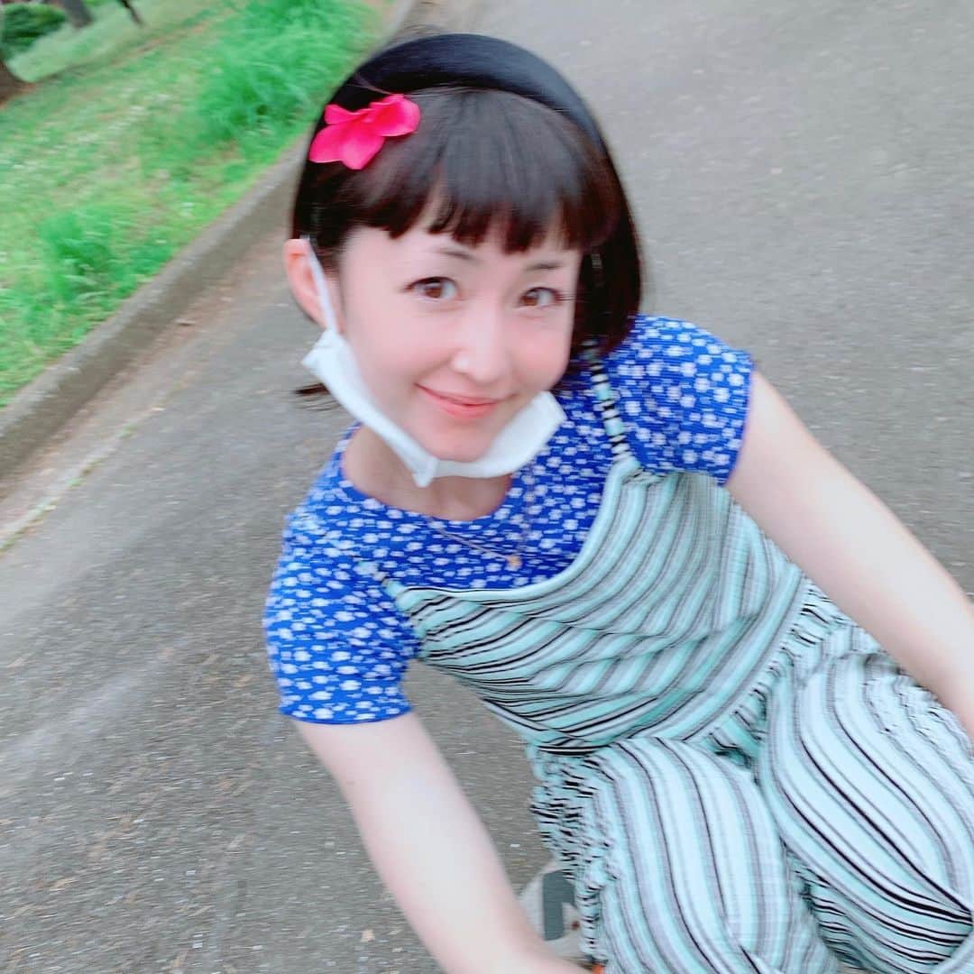のインスタグラム：「娘が公園にあったお花を髪飾りにしてくれました。」
