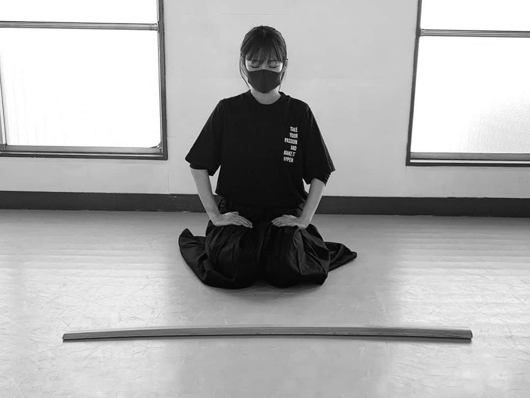 小嶋結里亜さんのインスタグラム写真 - (小嶋結里亜Instagram)「.﻿ .本日、殺陣のレッスンの再開でした。﻿ ﻿ やっぱり、背筋が伸びます。﻿ しゃんとする。心も体も。﻿ ﻿ 久しぶりに緊張感のある空気の中で﻿ 気を引き締めた2時間。﻿ マスクしてのレッスンは﻿ 全員がどこか違った面持ちでした。 ﻿ ﻿ ﻿ 【 統 】﻿ ﻿ .﻿ .﻿ ﻿ そして﻿ ﻿ はじめて﻿ ﻿ 足の裏の皮がはがれました。。﻿ (殺陣あるあるですので、ご心配せず)﻿ ﻿ ただ、もう、、お風呂がいたい、。笑﻿  《殺陣動画はプロフィールのハイライトにあります》 ﻿ ❁﻿ ﻿ ❁﻿ ﻿ #妃乃ゆりあ #殺陣 #稽古 #役者 ﻿ #黙想 #モノクロ #袴 #剣術 #精進あるのみ」6月16日 21時53分 - hino_yuria127