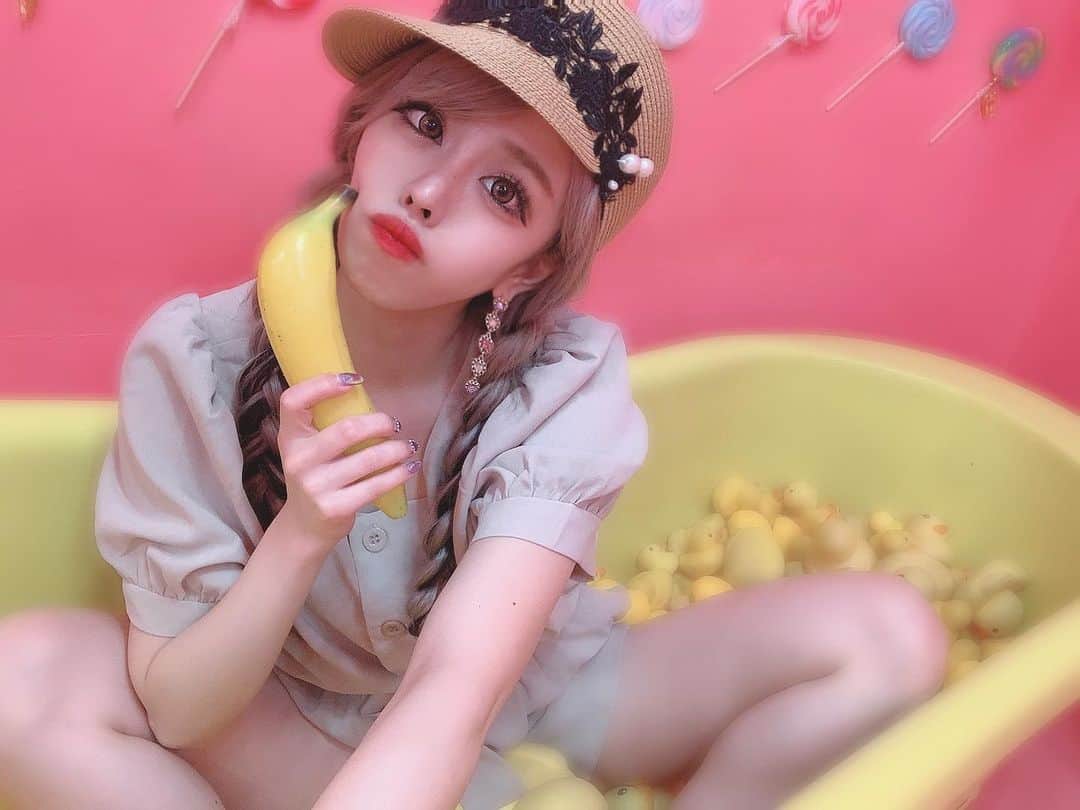 あんじゅのインスタグラム：「♡ ． 🍌 ． ．  #Burlesque #バーレスク #バーレスク東京 #大阪 #バーレスク大阪 #北新地 #ミナミ #キャバクラ #ホスト #歌舞伎町 #ダンサー #Japanesegirl #自発ください  #ロリ顔 #グラビア  #ガンメッシュ #ギャル #加工厨 #量産型 #太もも #むちむち #低身長女子 #雰囲気詐欺 #雰囲気好きな人いいね #自撮り界隈  #1mmでもいいなと思ったらいいね #被写体  #インスタ映え#カフェ巡り #なつ」