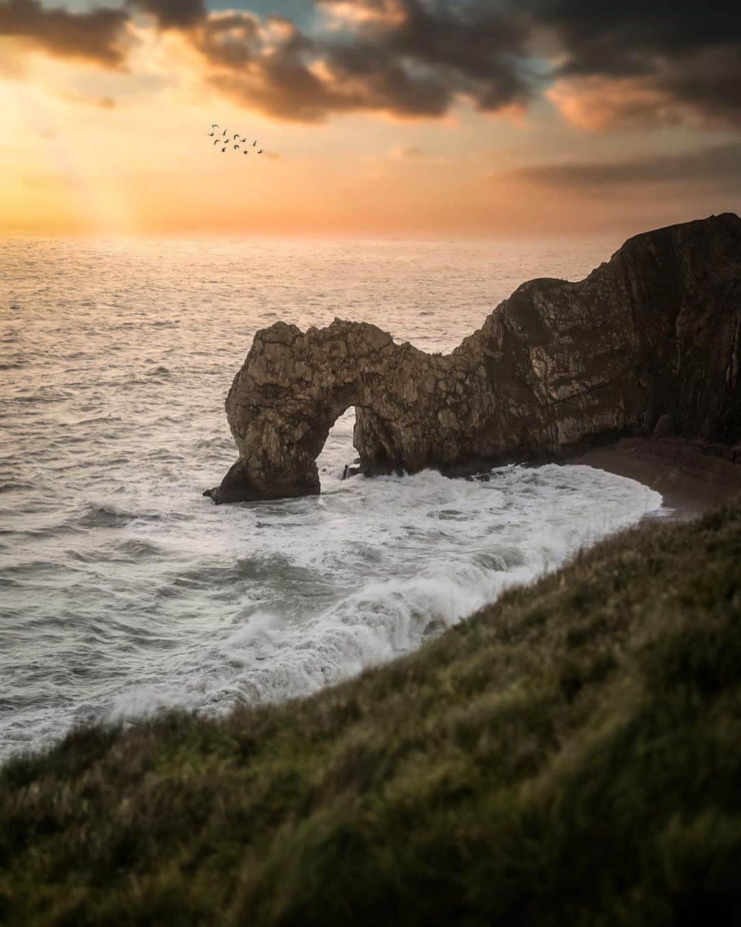 CANON USAさんのインスタグラム写真 - (CANON USAInstagram)「"A beautiful view of West Lulworth, from one of Jurassic Coast’s highest mountains." #MyCanonStory  Photo Credit: @angeljmoreno Camera: #Canon EOS-1D X Mark II Lens: EF 24-70mm f/2.8L II USM Aperture: f/2.8 ISO: 100 Shutter Speed: 1/800 sec Focal Length: 70mm」6月16日 21時57分 - canonusa
