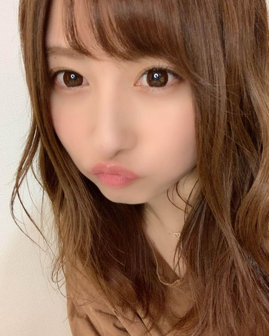 成瀬心美さんのインスタグラム写真 - (成瀬心美Instagram)「💄 . . しばらくメイクをしない日々が 続いたもので 普段通りのバッチリメイクを した自分の顔が なーんだか不思議に感じてしまい。笑 . . 最近は少しずつ メイクを薄くするのに ハマっています☺️ . . でもお仕事の時とかは もう少しパキッとしていた 方がいいかなーとも。 . メイク薄いと眠そうに 見えてしまうのです😂 . . でもたまにはこういうのも 載せておきます✌️ . . #makeup #make #selfie」6月16日 22時06分 - coco3ndazo